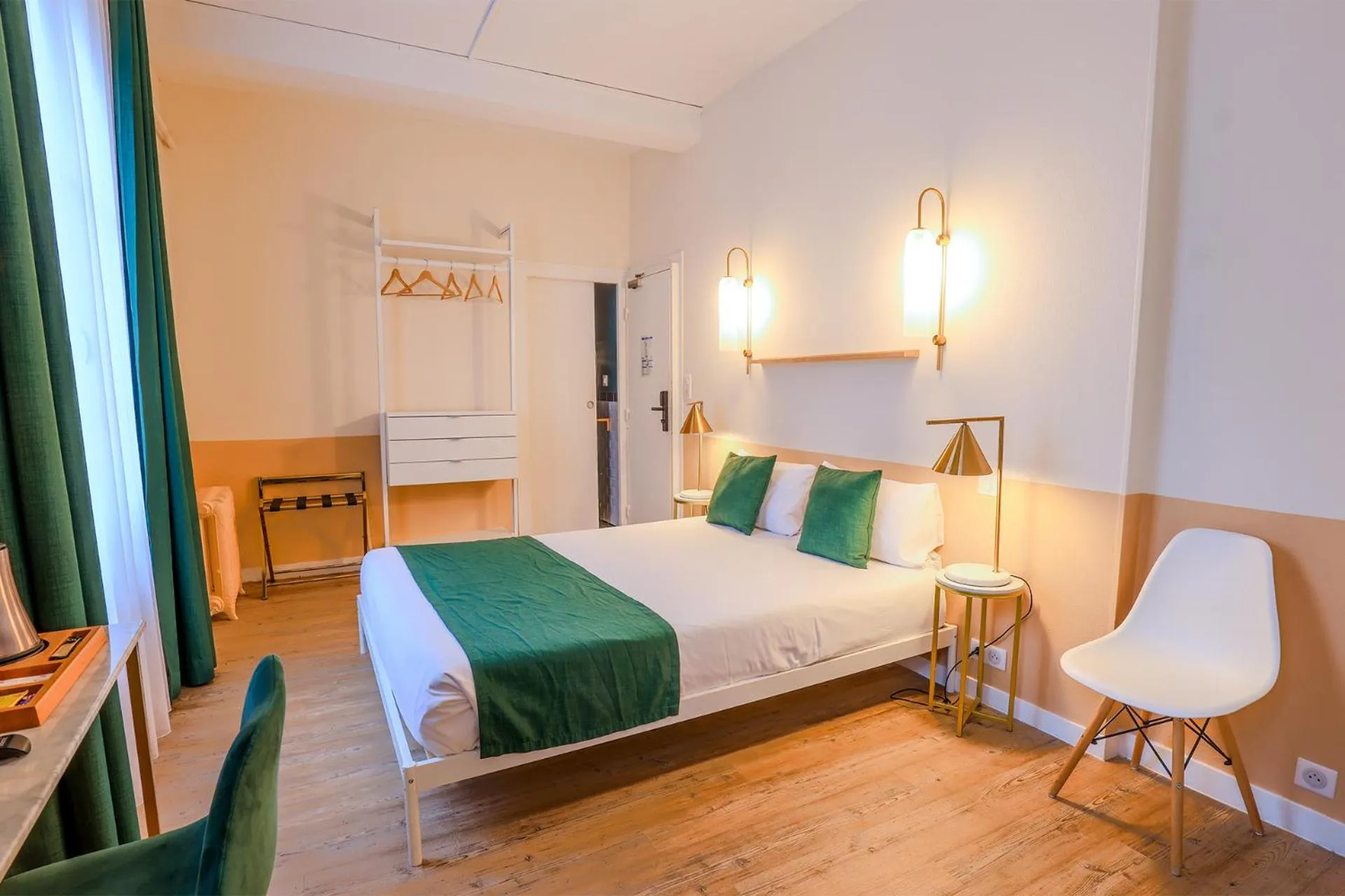 Bed in Grand Hôtel Saint-Aignan