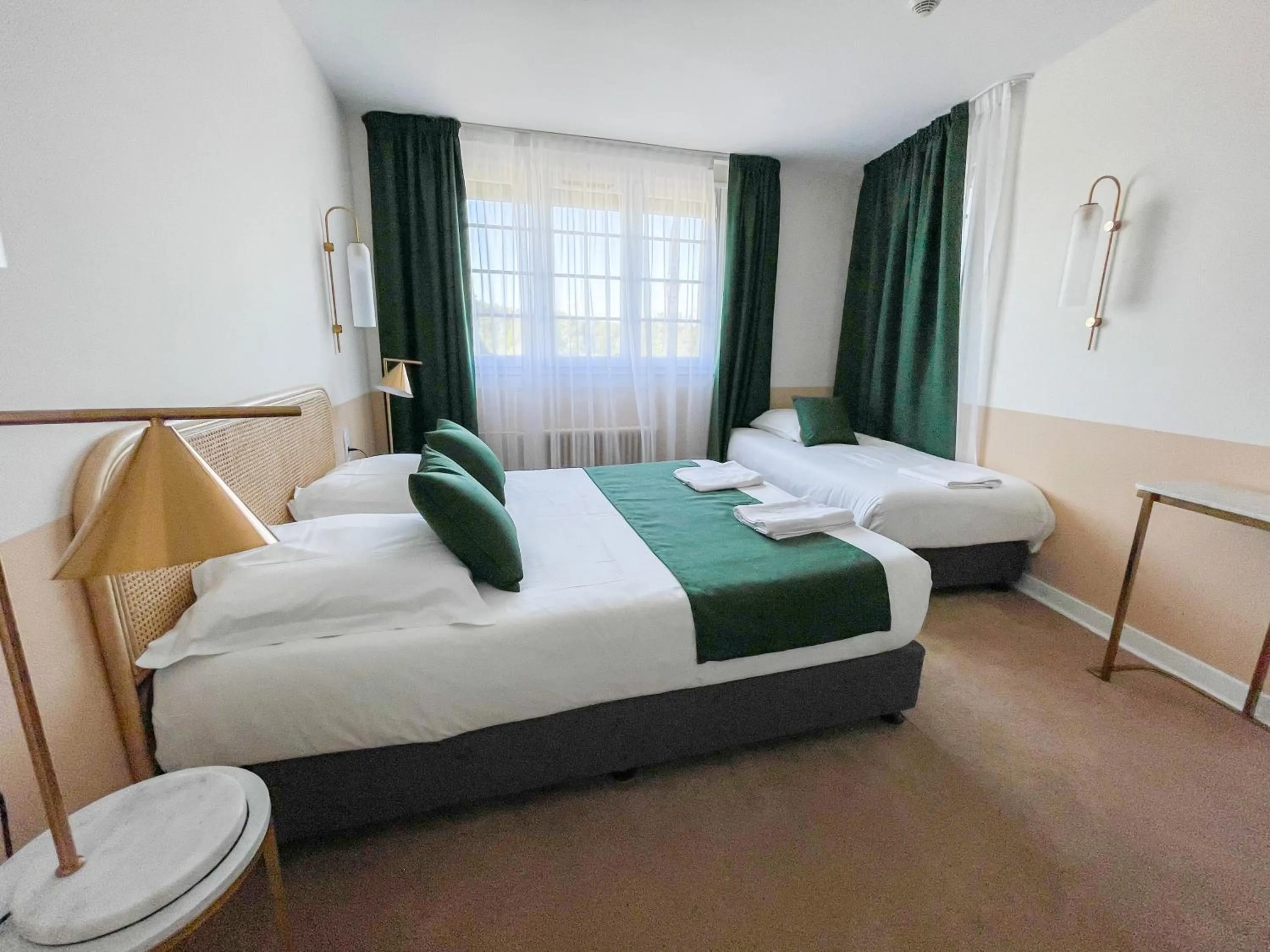 Bed in Grand Hôtel Saint-Aignan