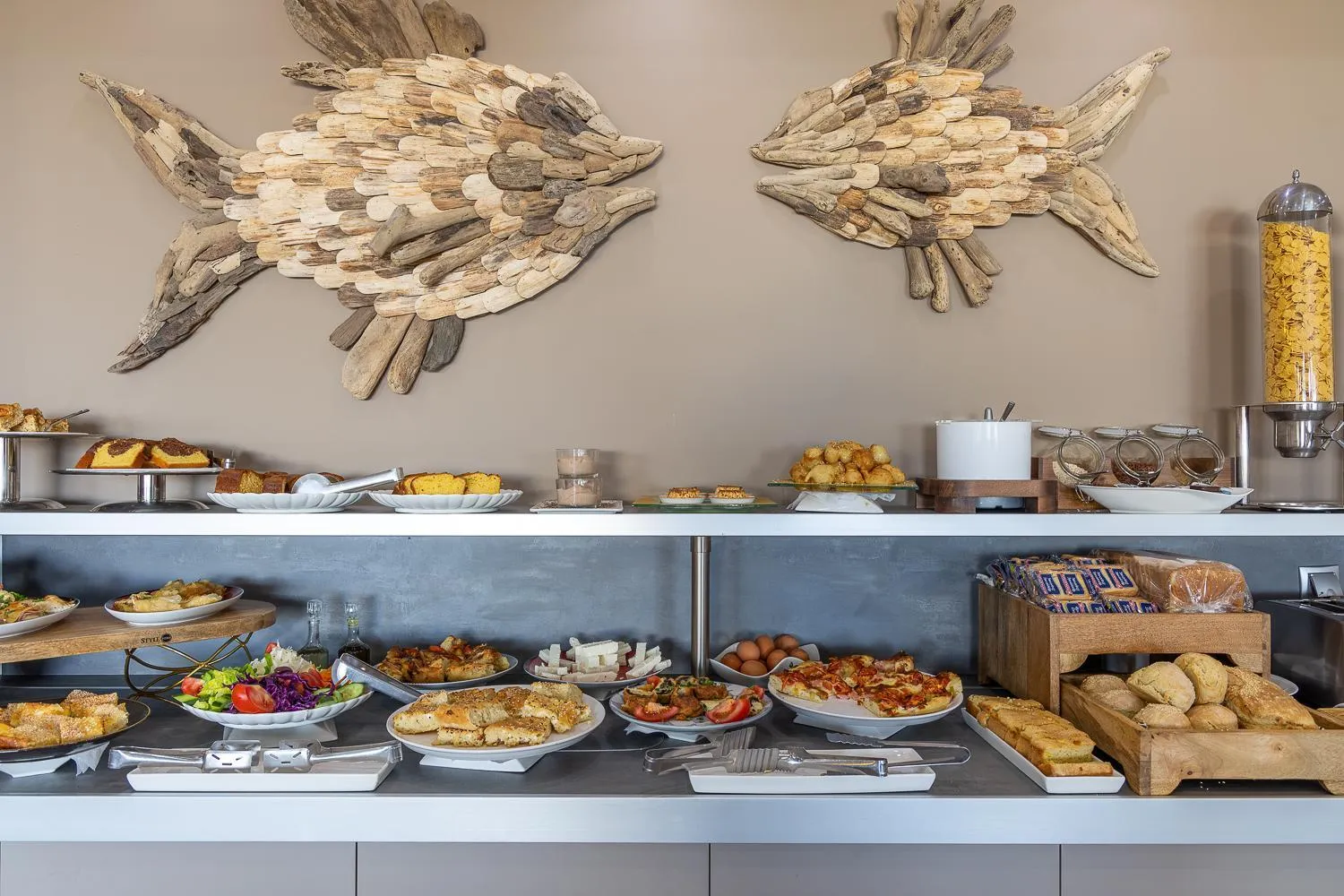 Restaurant/places to eat in Almira Hotel