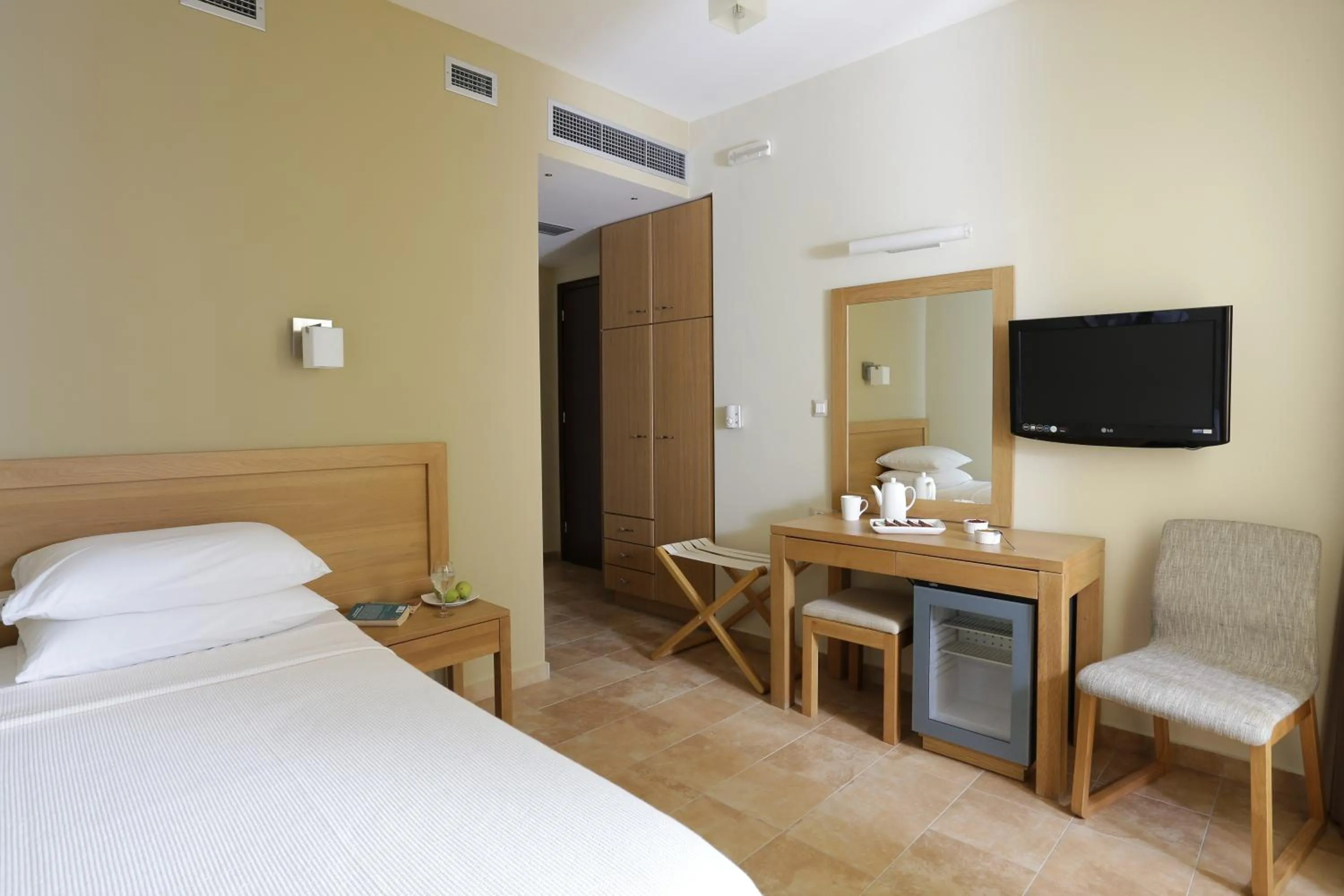 Bedroom, Bed in Almira Hotel