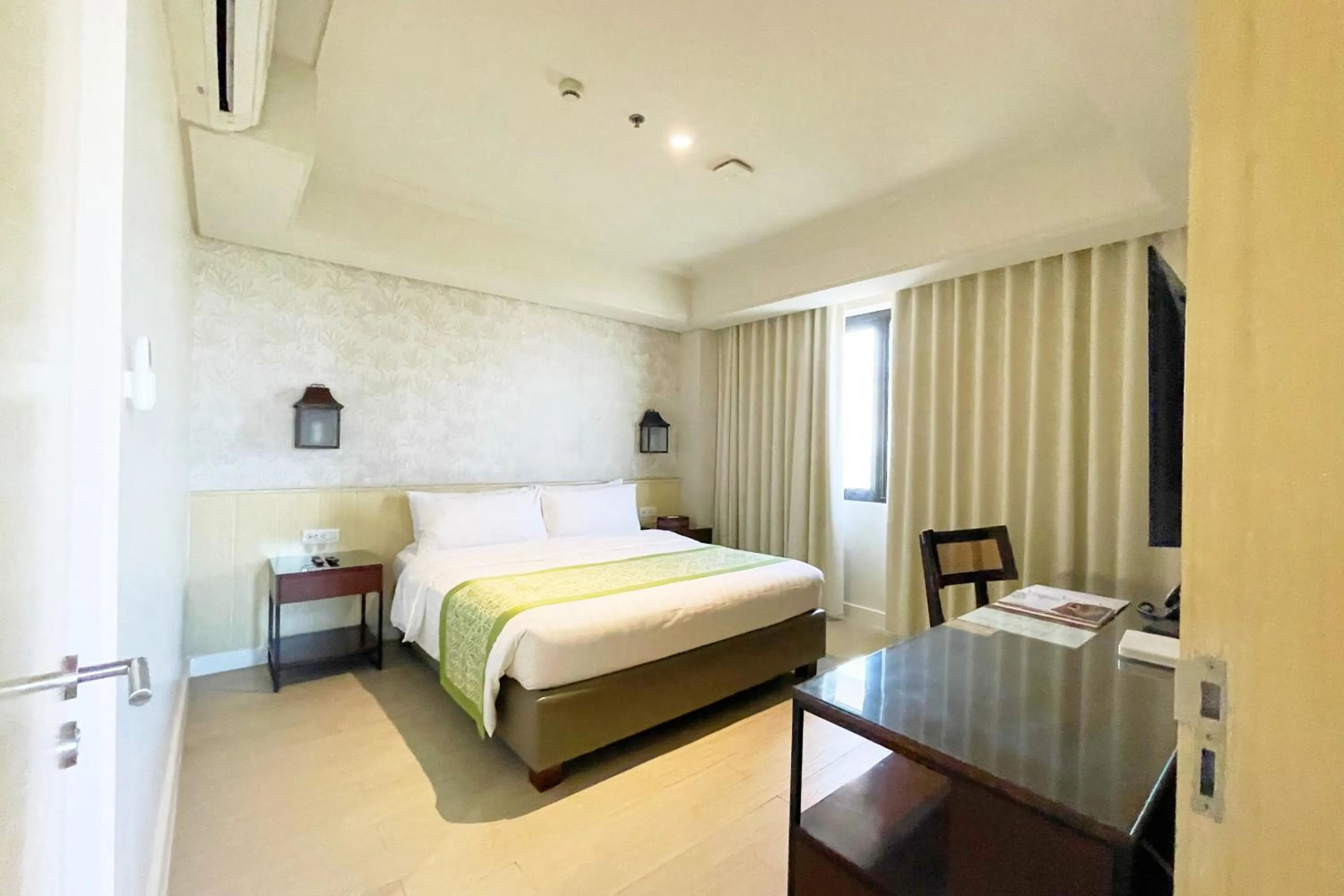 Bed in Mella Hotel Manila near NAIA Airport