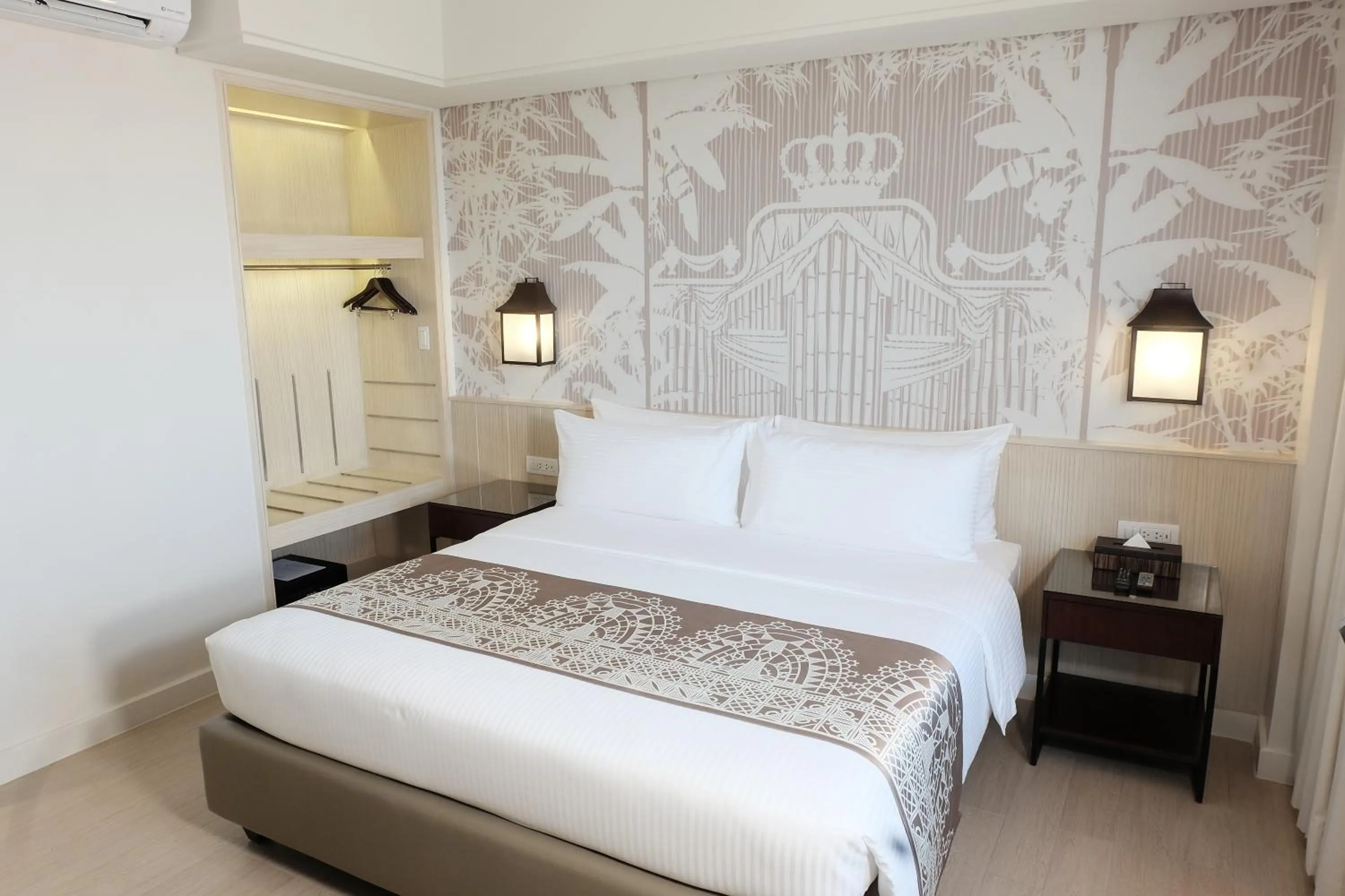 Bed in Mella Hotel Manila near NAIA Airport