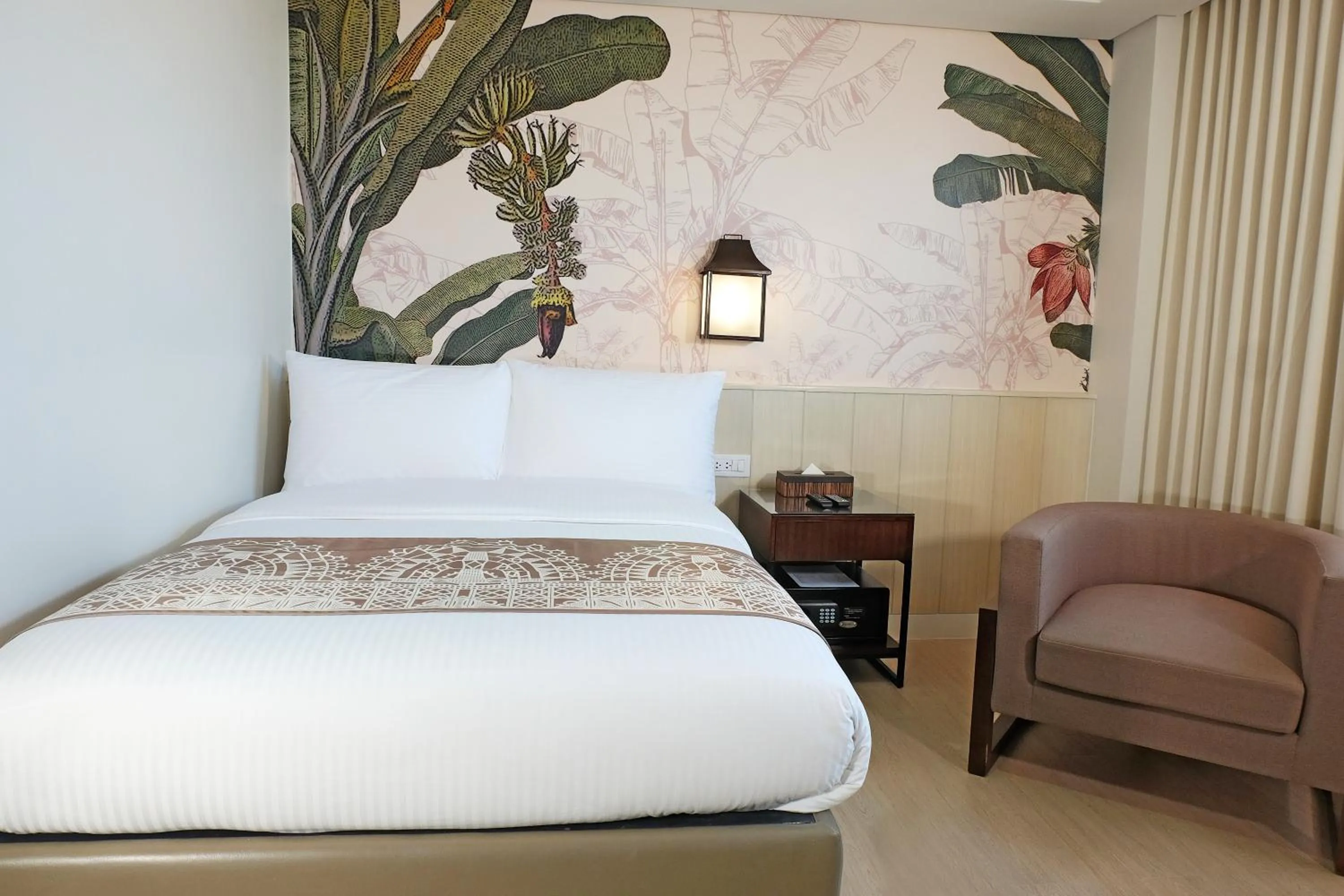 Bed in Mella Hotel Manila near NAIA Airport