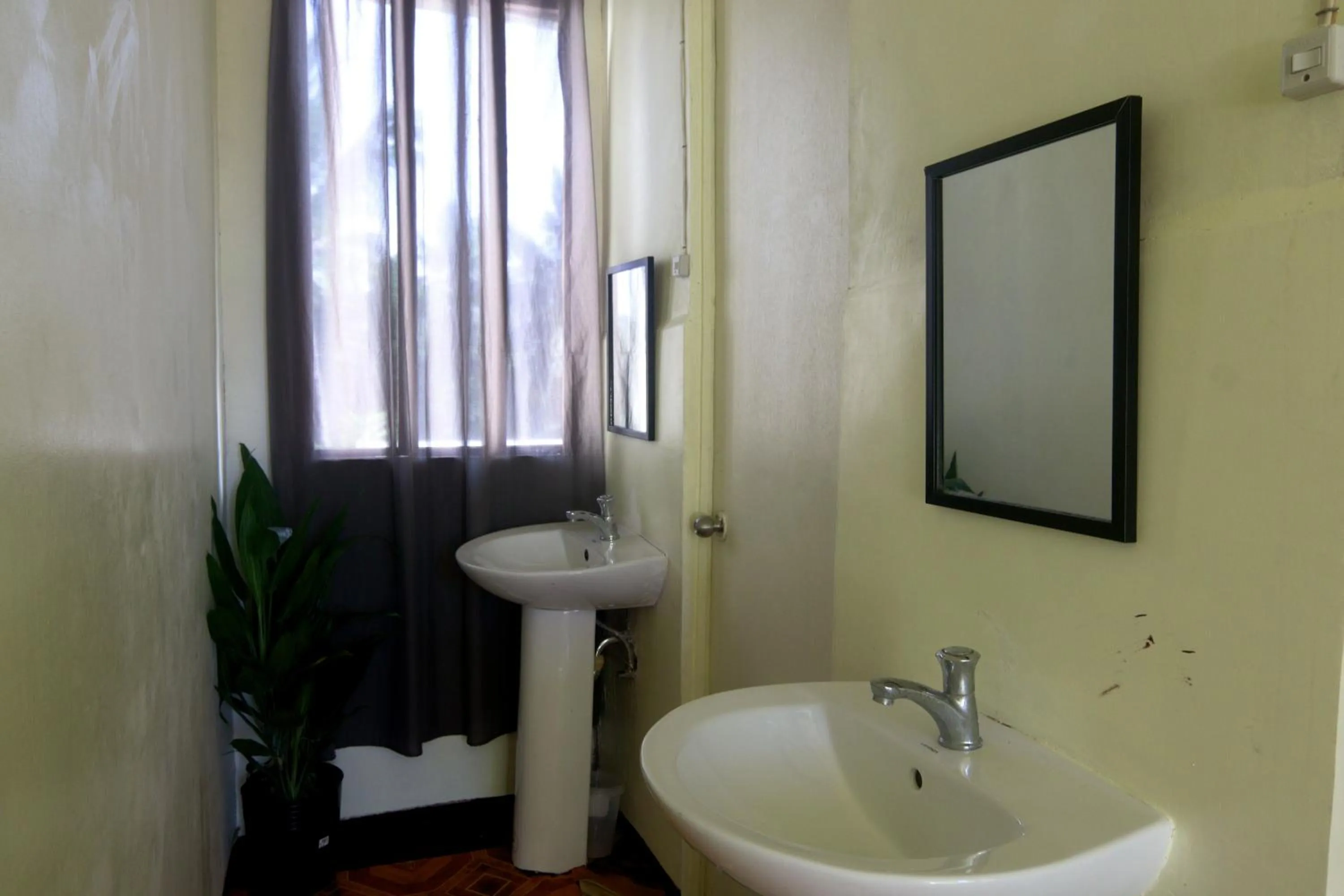 Toilet in Aloha Hostel Siargao