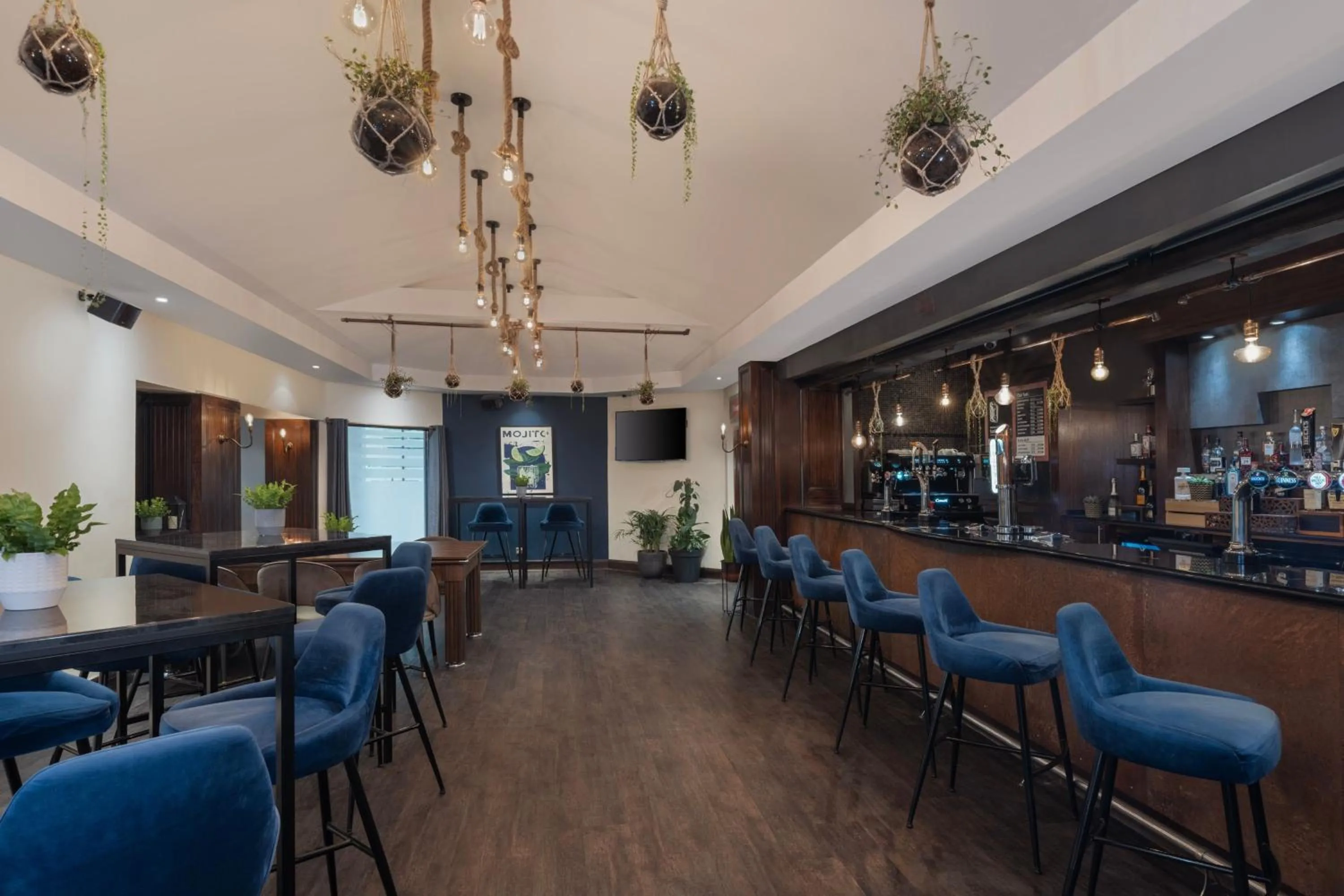 Lounge or bar in Delta Hotels by Marriott Swindon