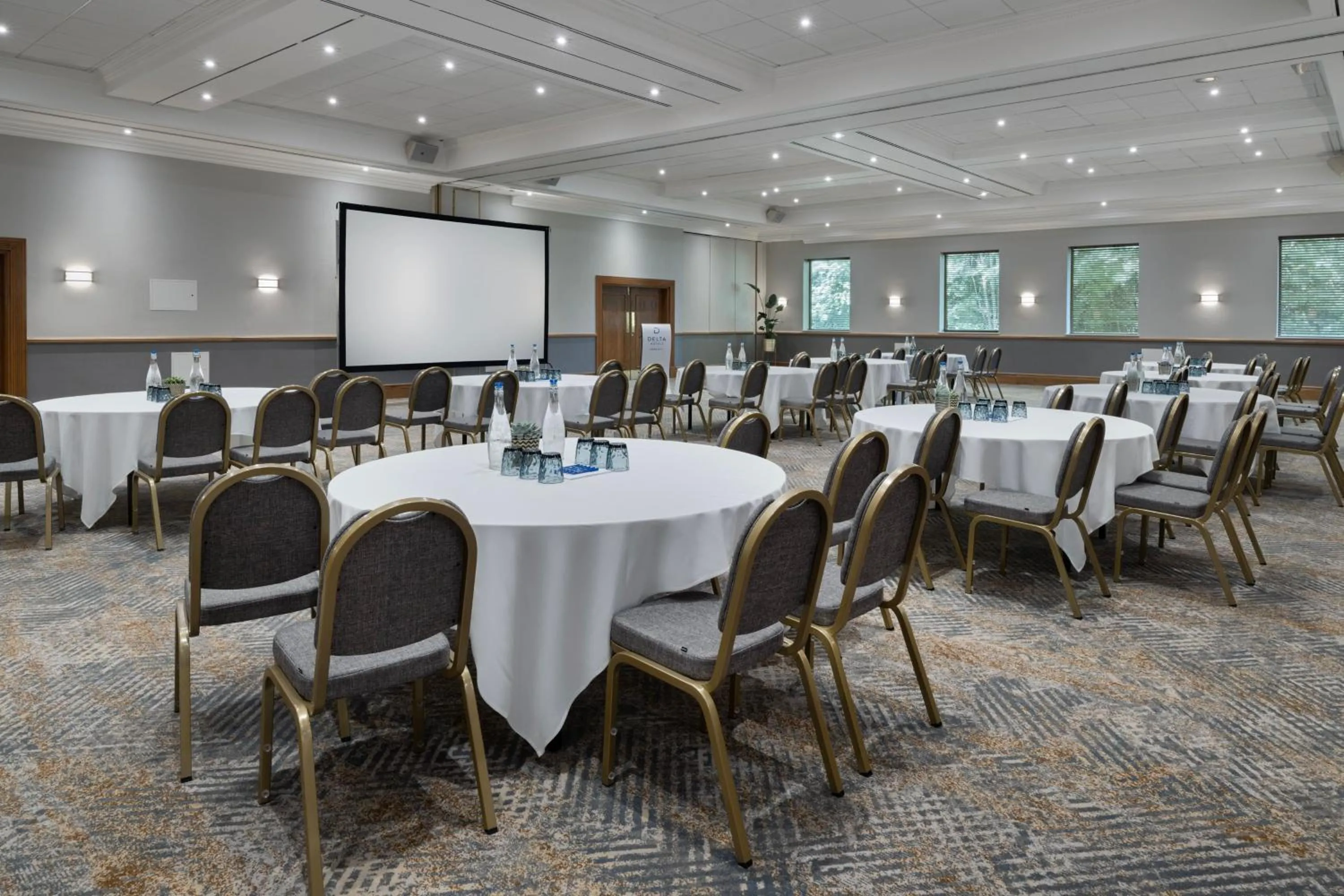 Lounge or bar in Delta Hotels by Marriott Swindon