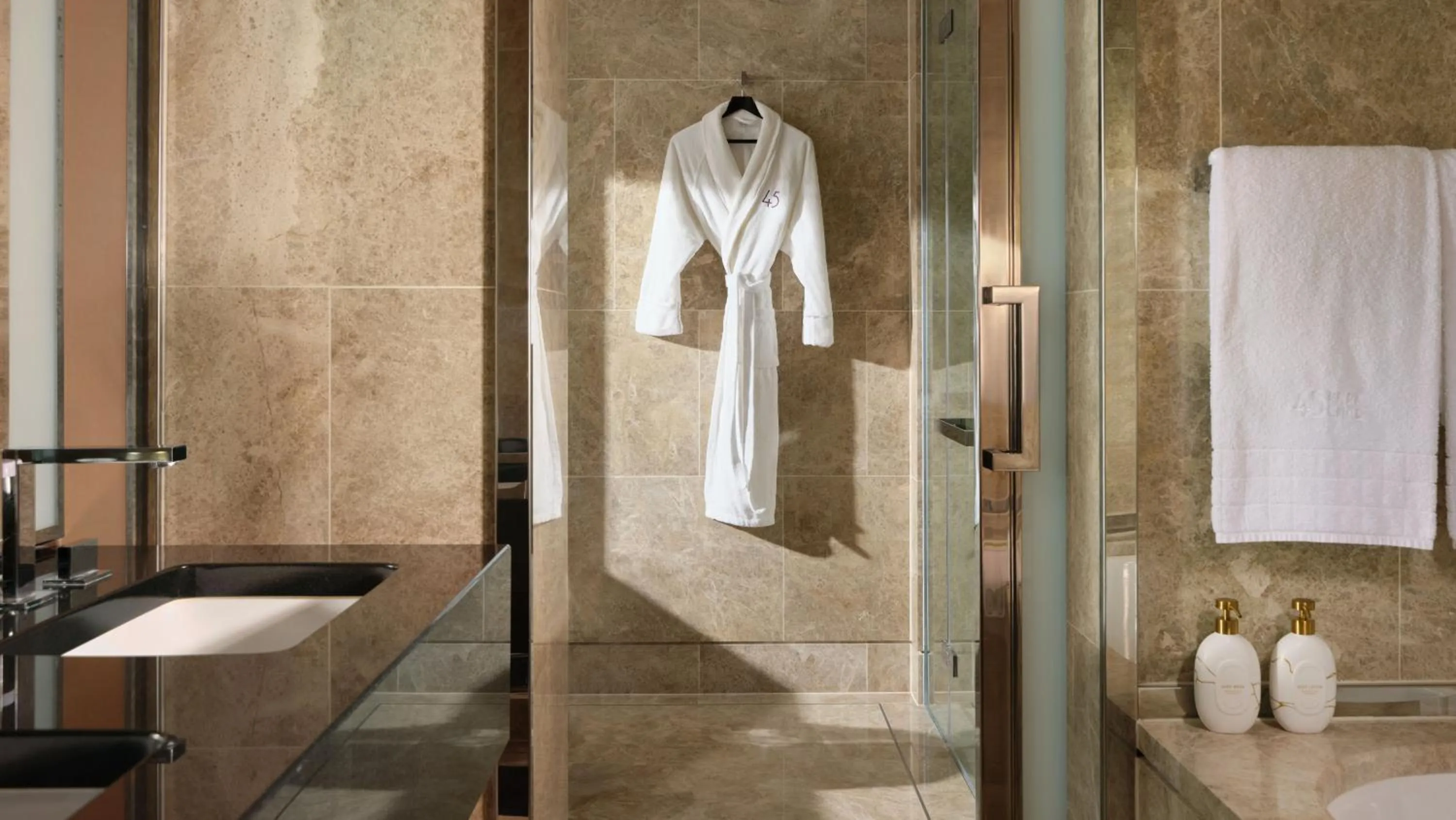 Bathroom in 45 Park Lane - Dorchester Collection