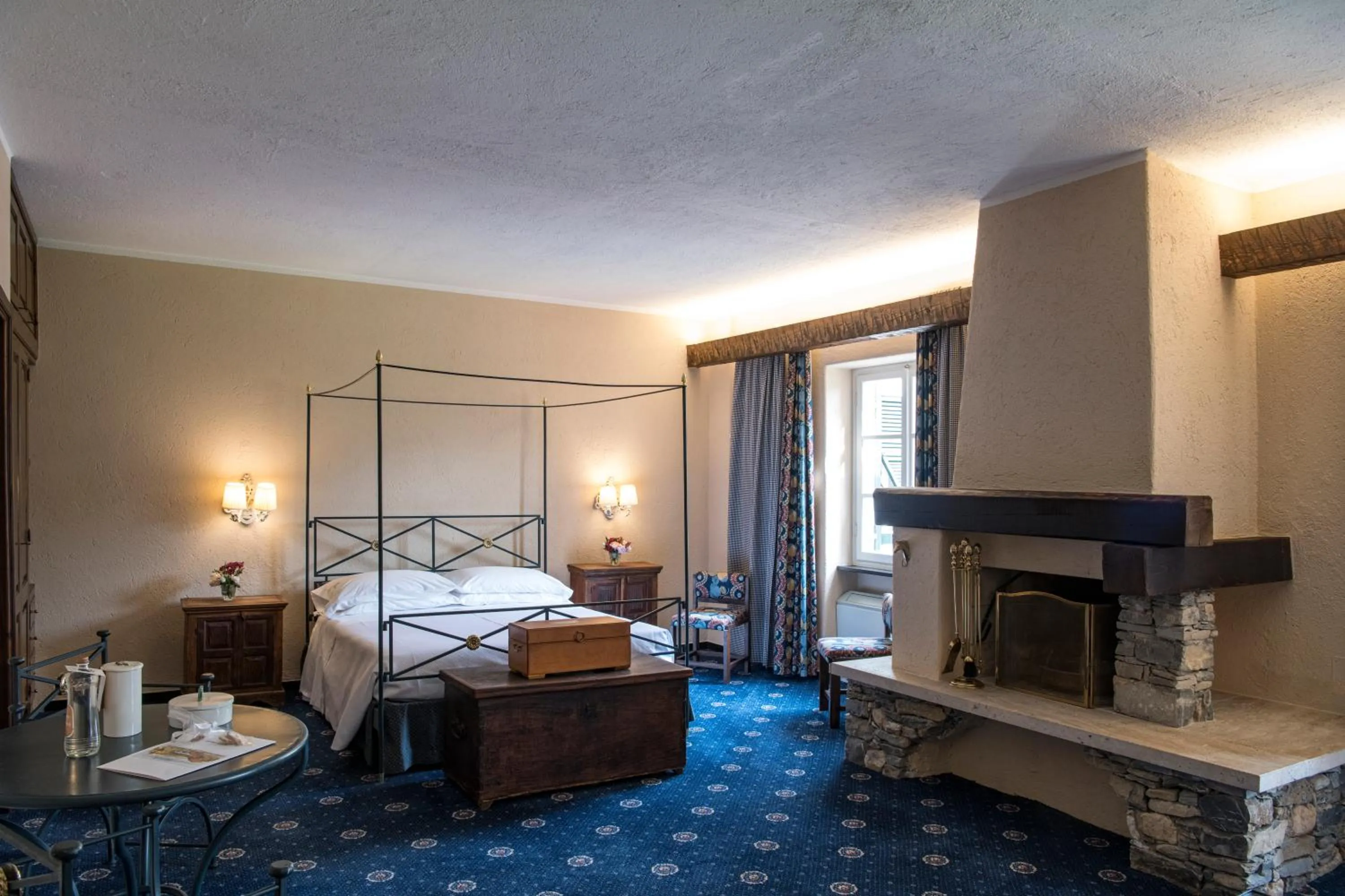 Photo of the whole room, Bed in La Meridiana ReIais & Chateaux