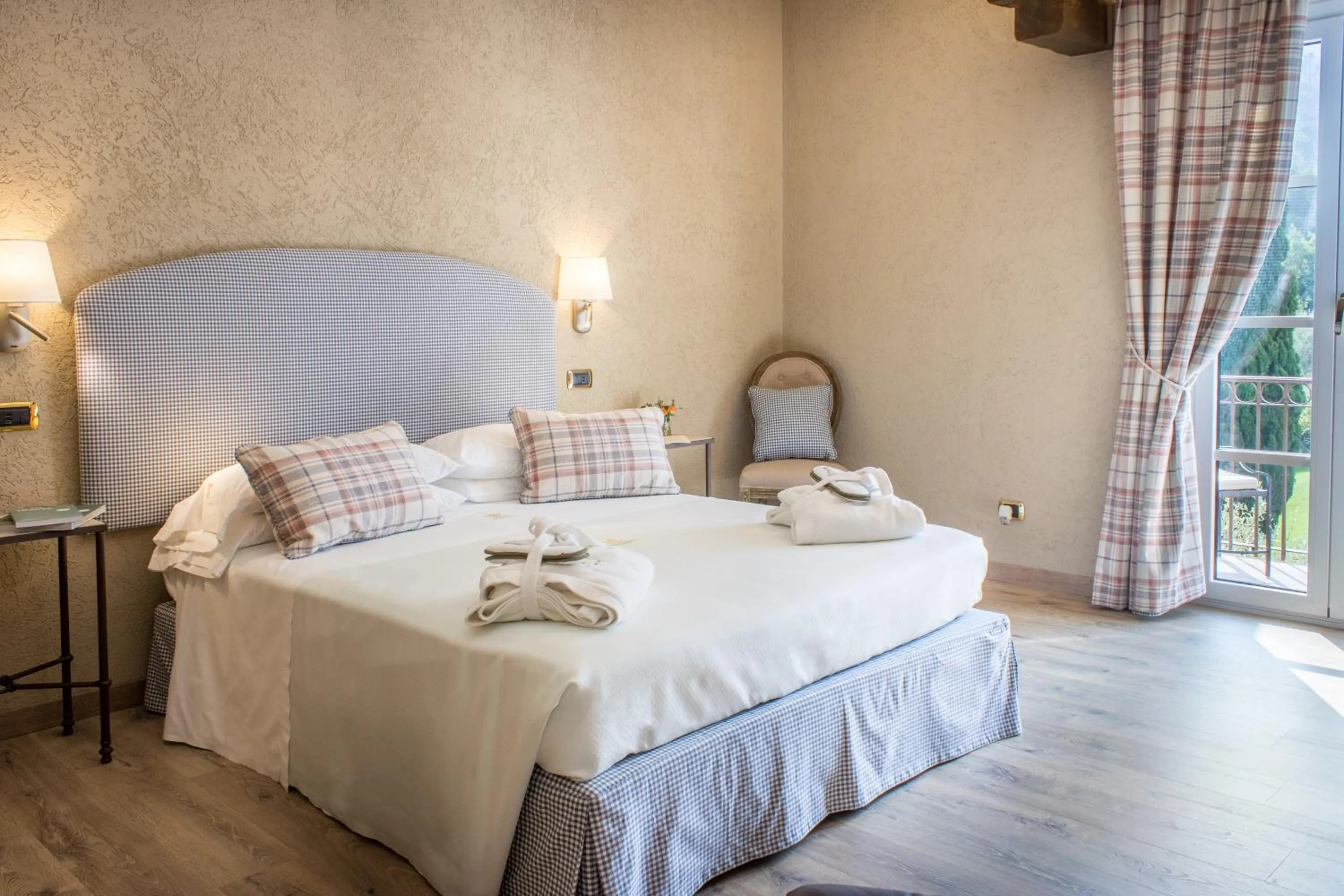 View (from property/room), Bed in La Meridiana ReIais & Chateaux