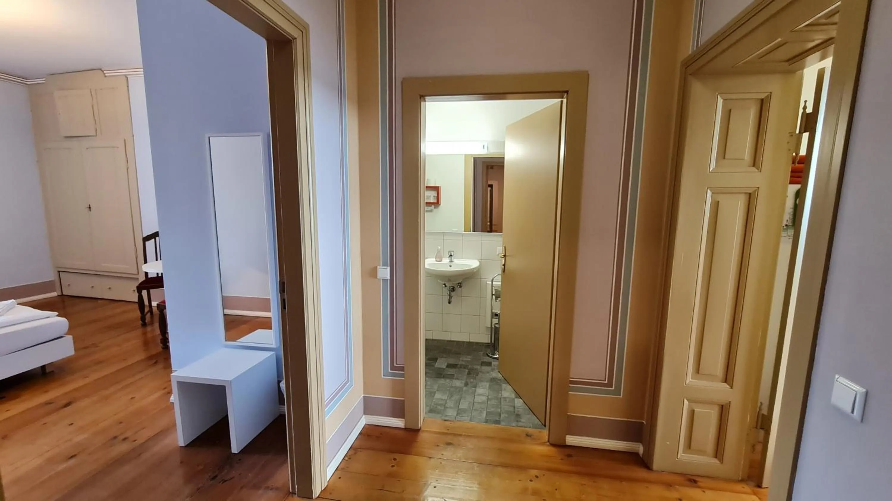 Bathroom, Bed in Hotel Cranach-Herberge City Centre