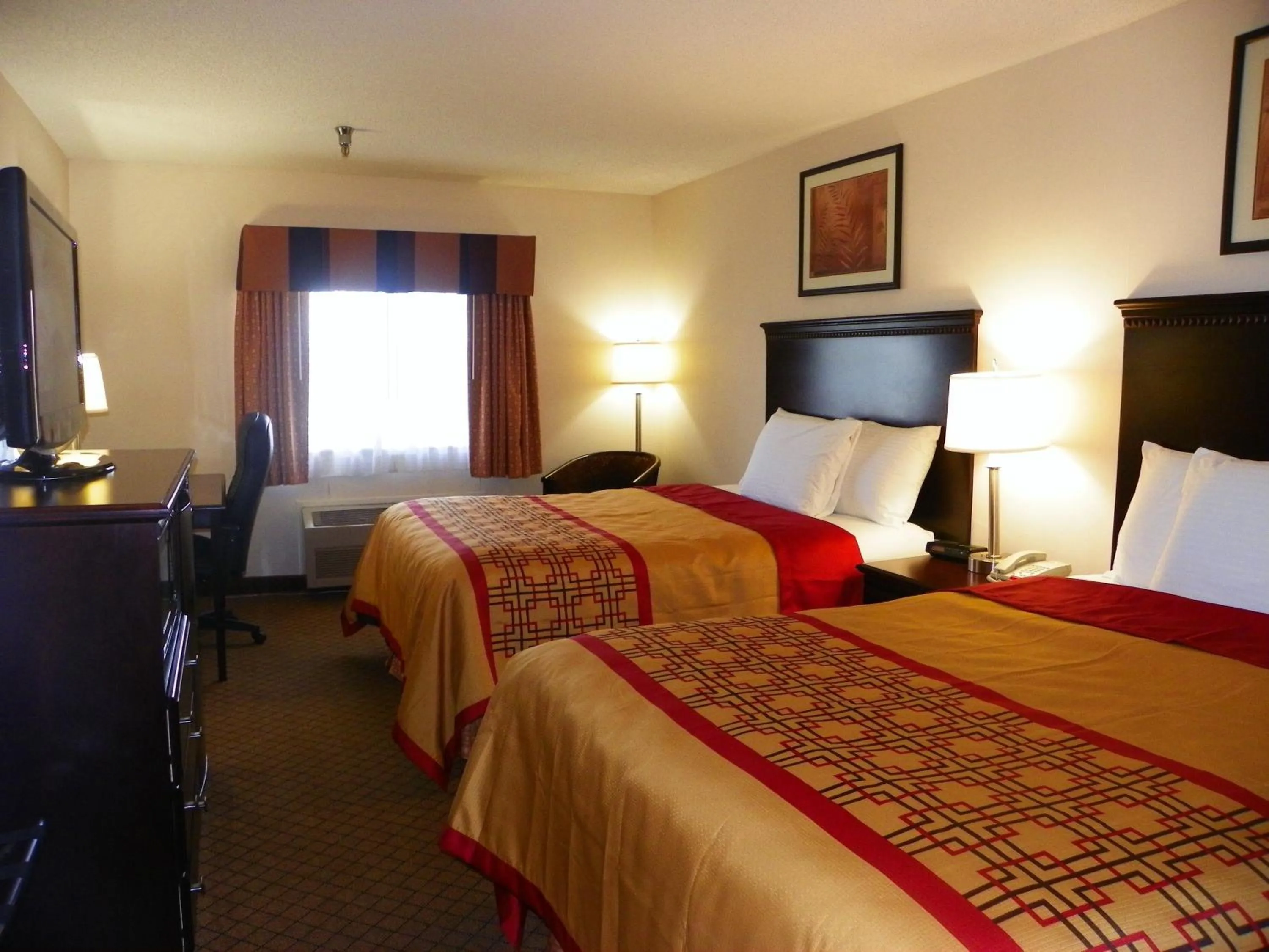 Bed in Royalton Inn & Suites Upper Sandusky