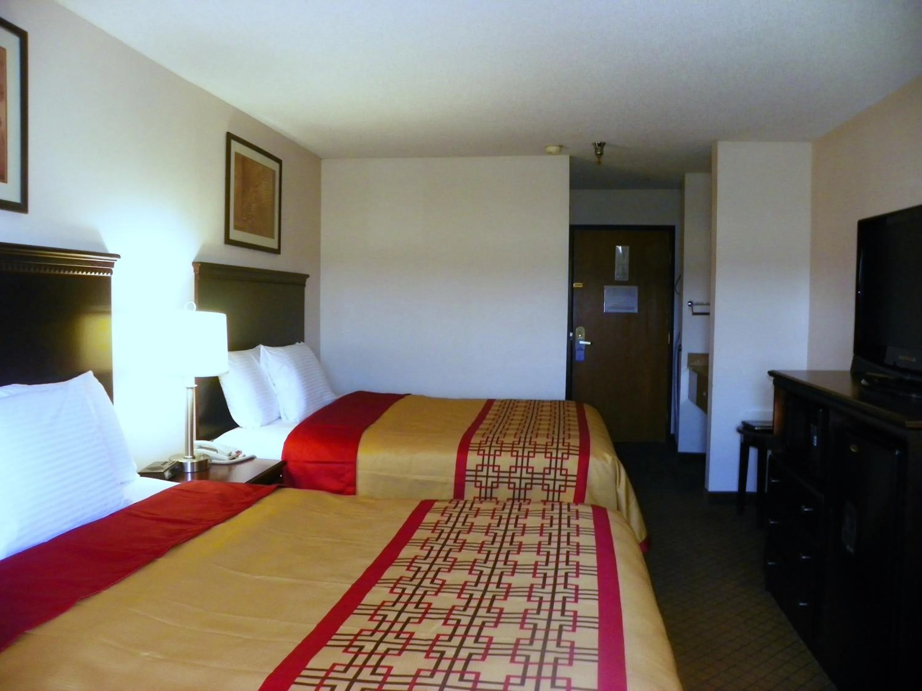 Bed in Royalton Inn & Suites Upper Sandusky