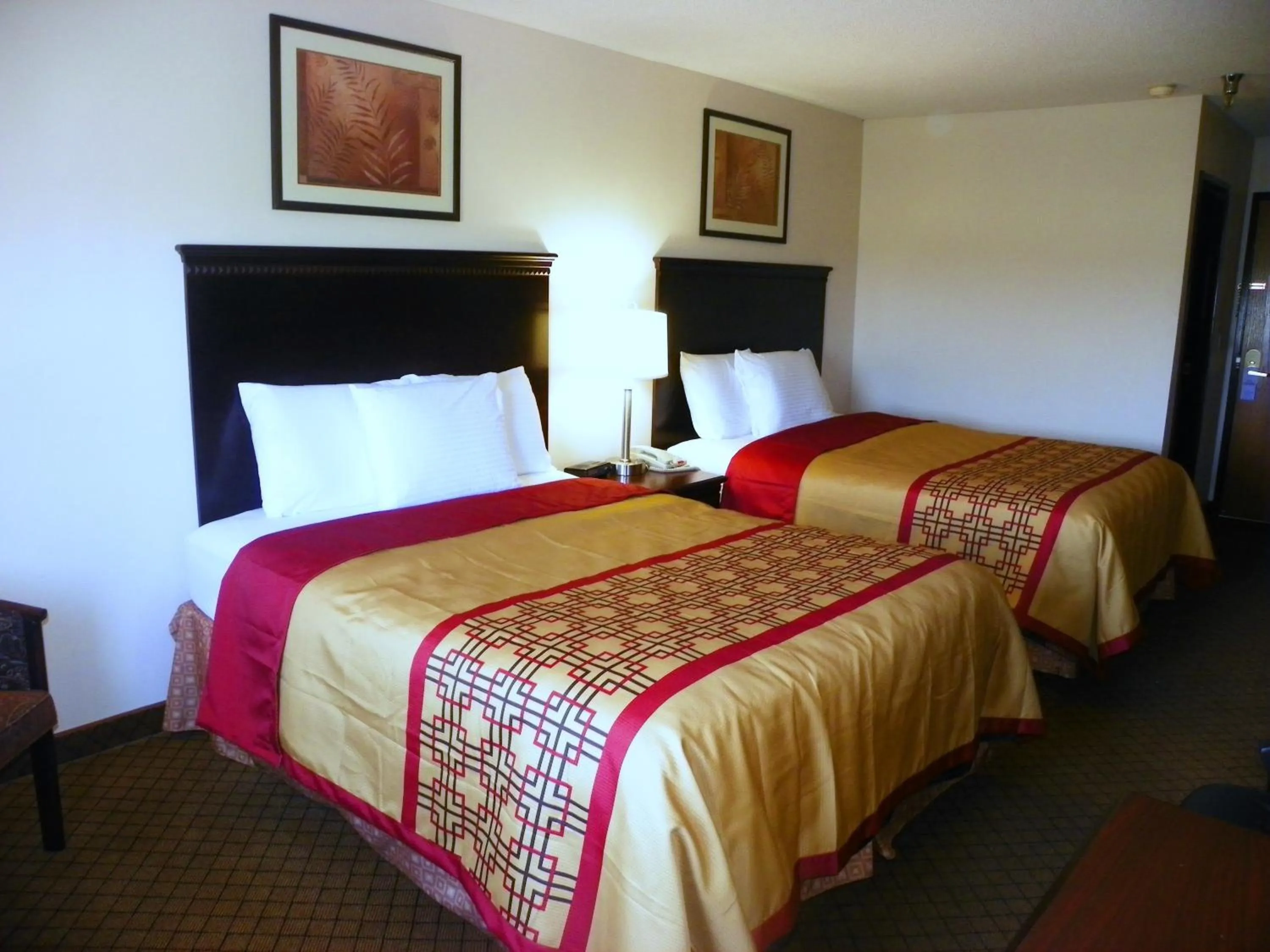 Bed in Royalton Inn & Suites Upper Sandusky