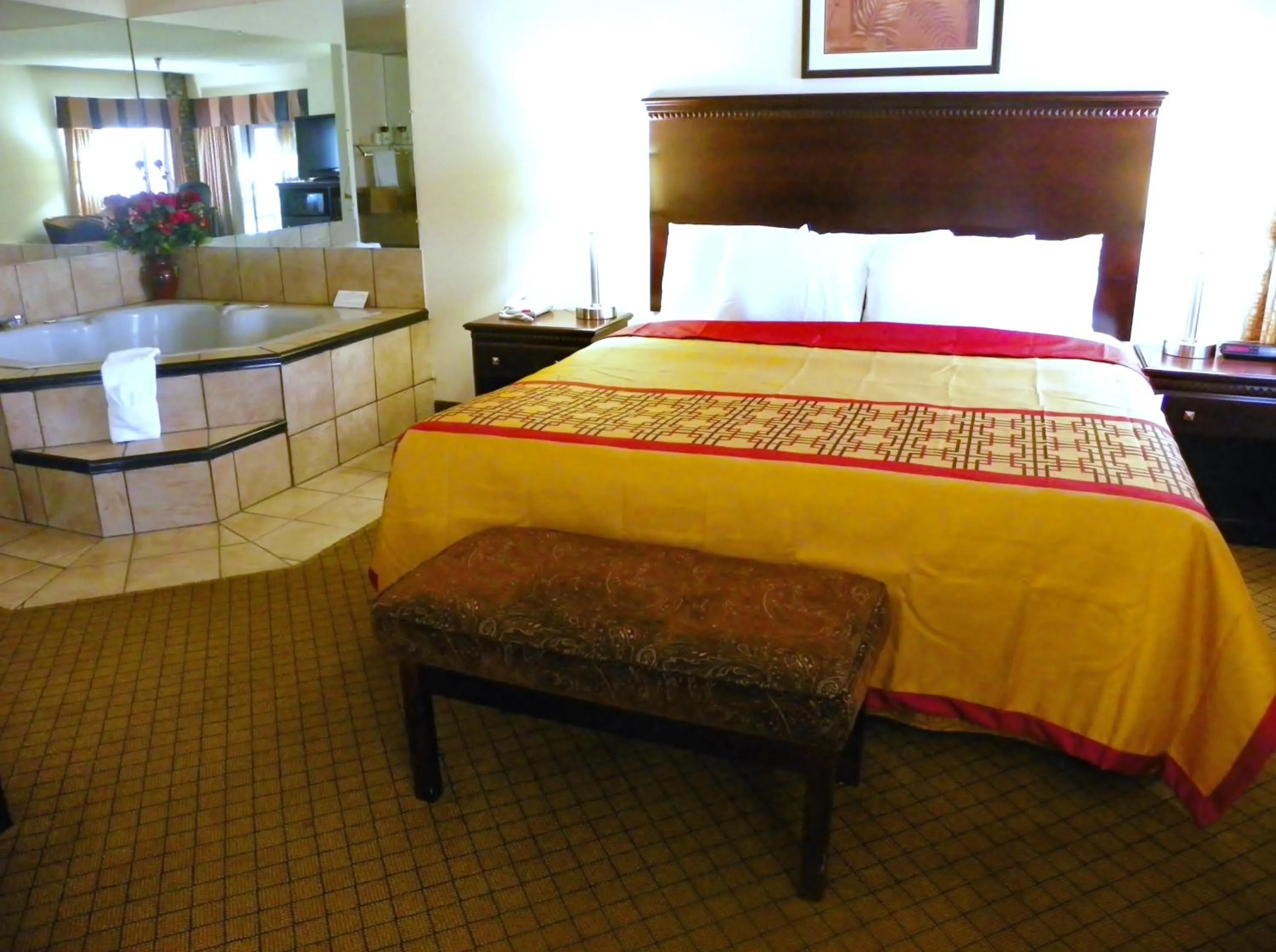 Bed in Royalton Inn & Suites Upper Sandusky