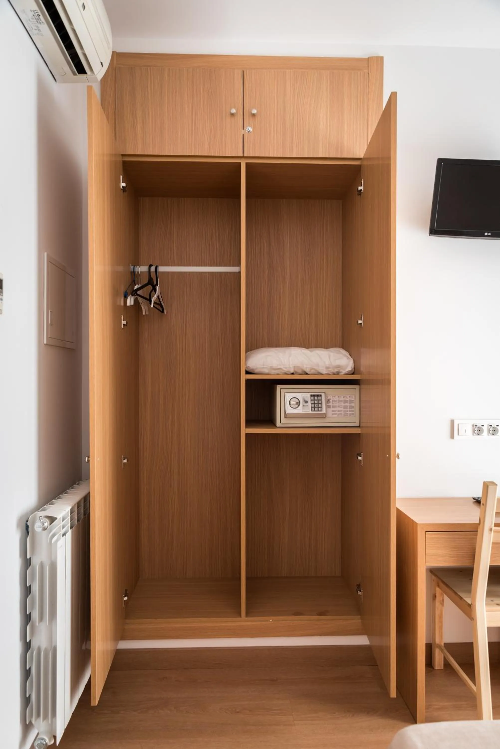 wardrobe in Hostal San Antonio