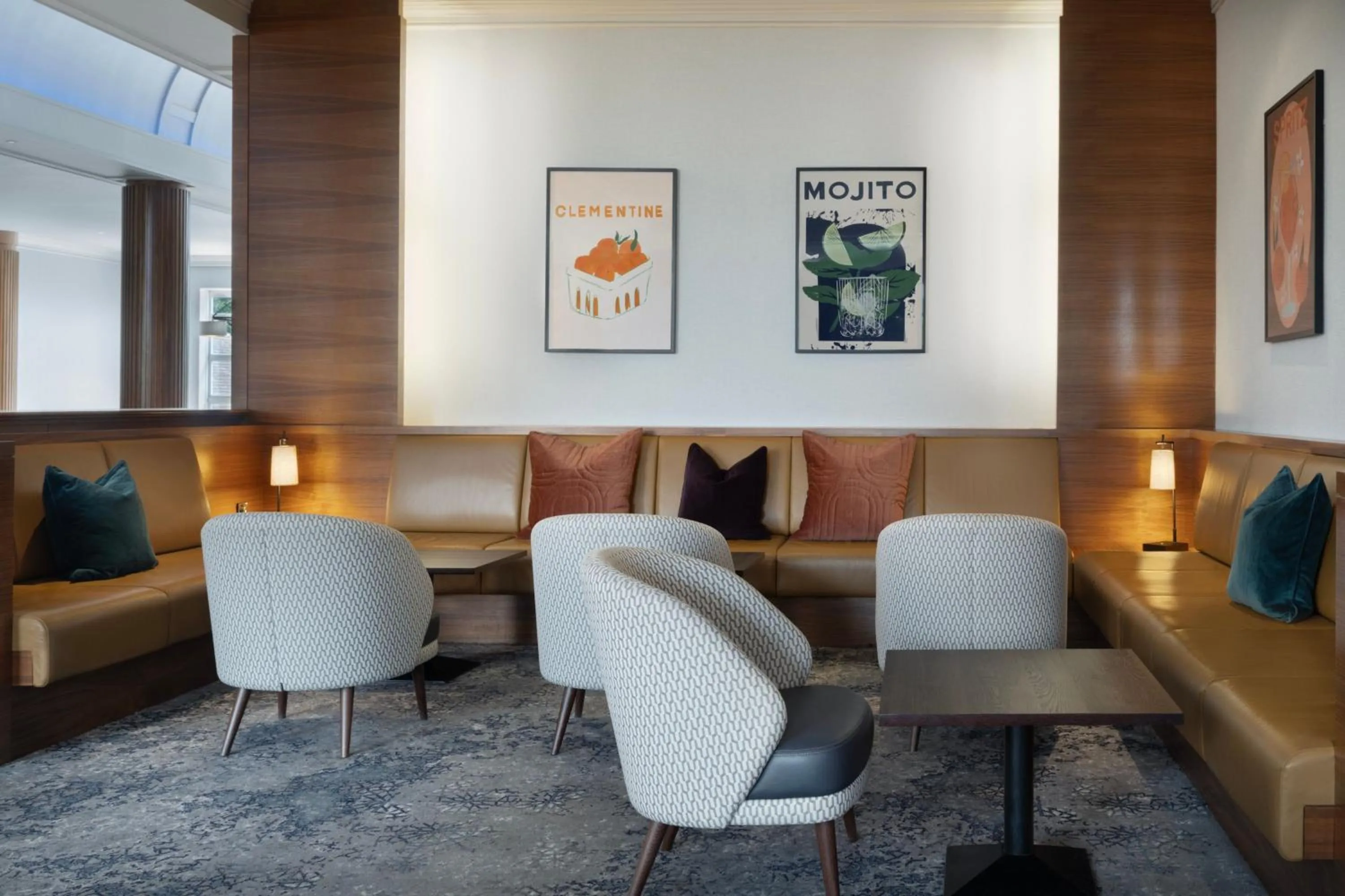 Lounge or bar in Delta Hotels by Marriott Tudor Park Country Club