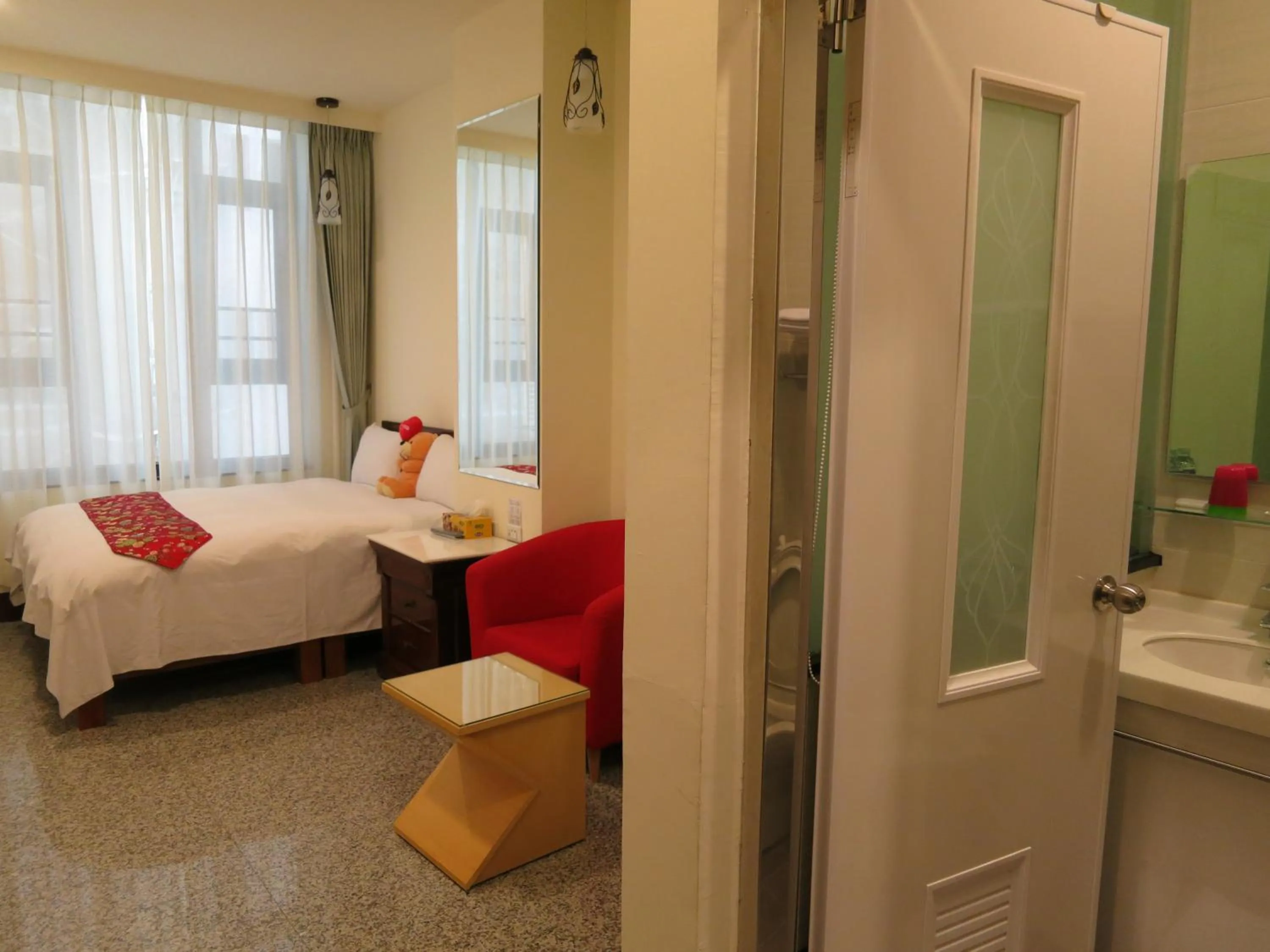 Photo of the whole room, Bed in Sun Moon Lake Crown Yu Hotel