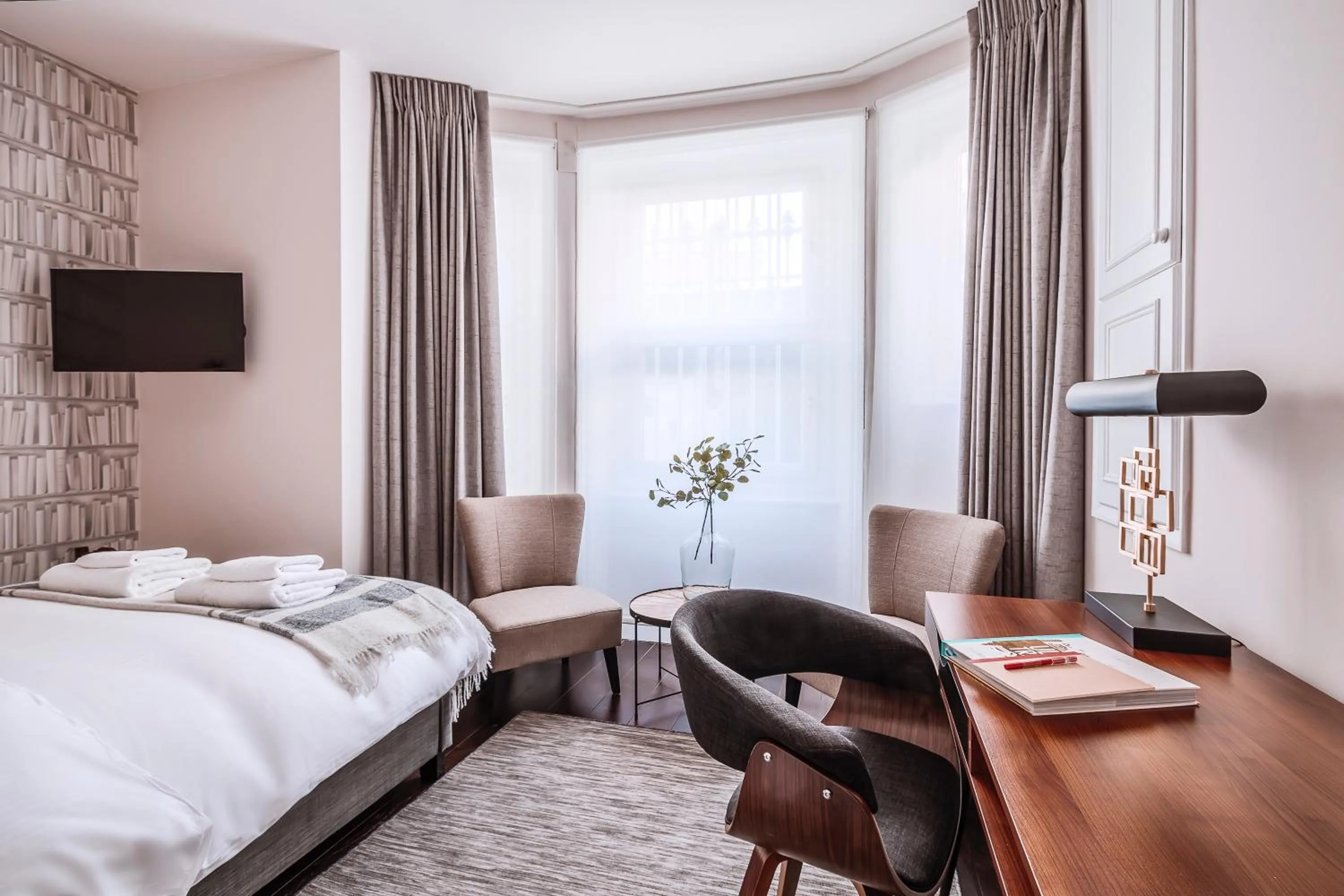 Bed in The Knaresborough by Nestor