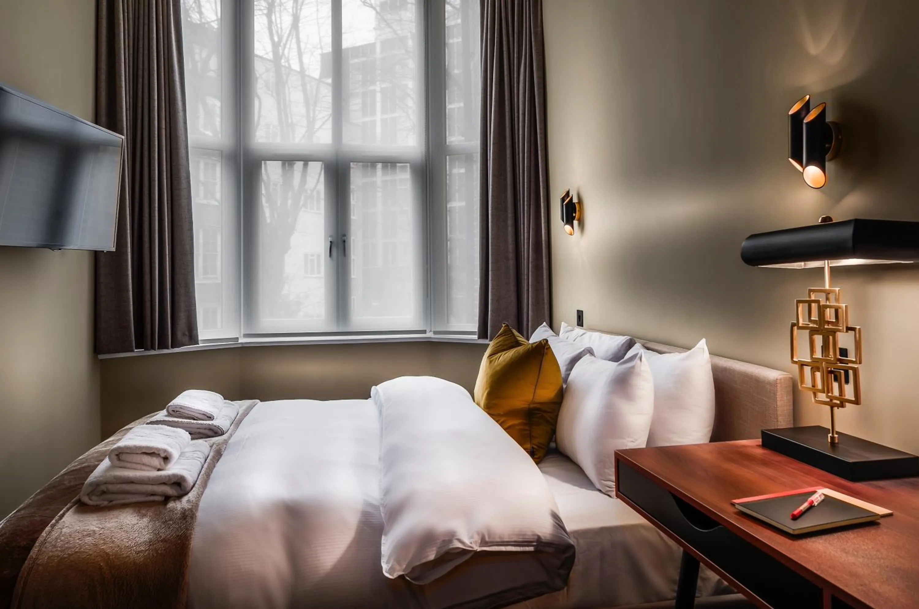 Bed in The Knaresborough by Nestor