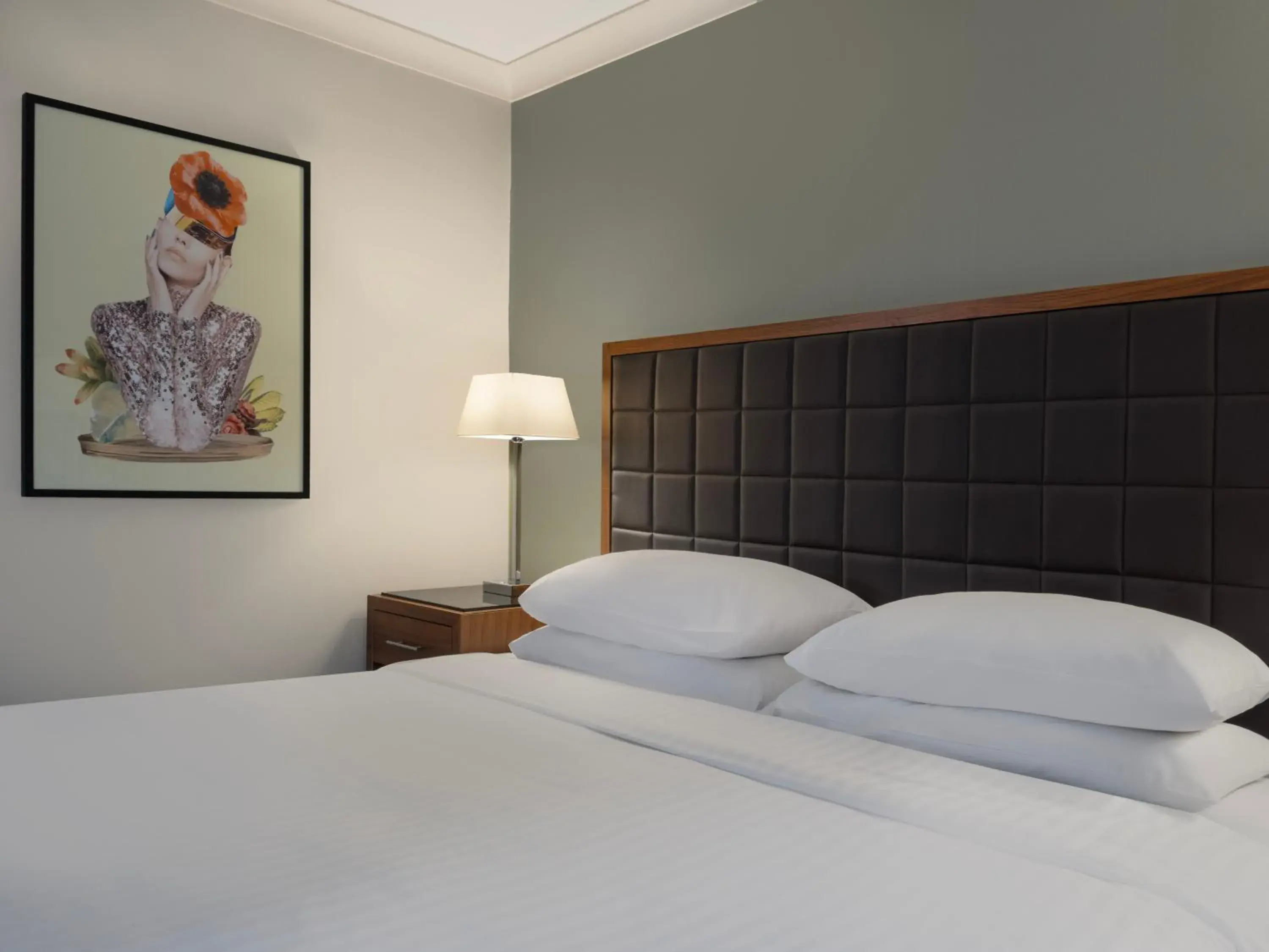 Deluxe Queen Room with Trundle Bed in Delta Hotels by Marriott Peterborough Deluxe Queen Room with Trundle Bed in Delta Hotels by Marriott Peterborough