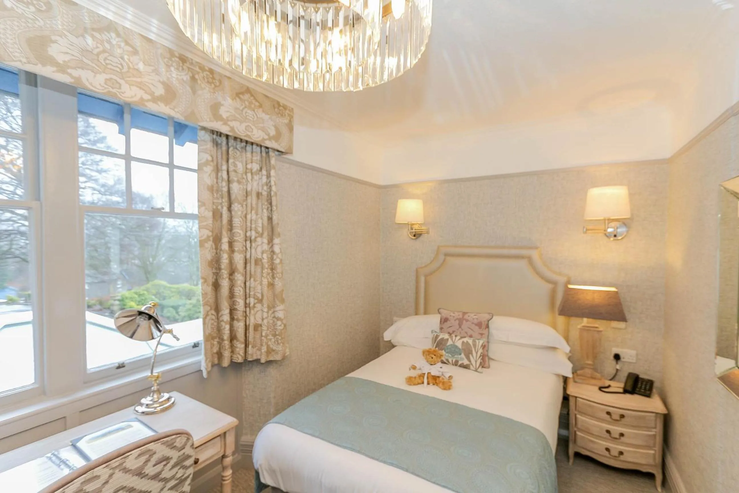 Photo of the whole room, Bed in Windermere Hillthwaite Hotel