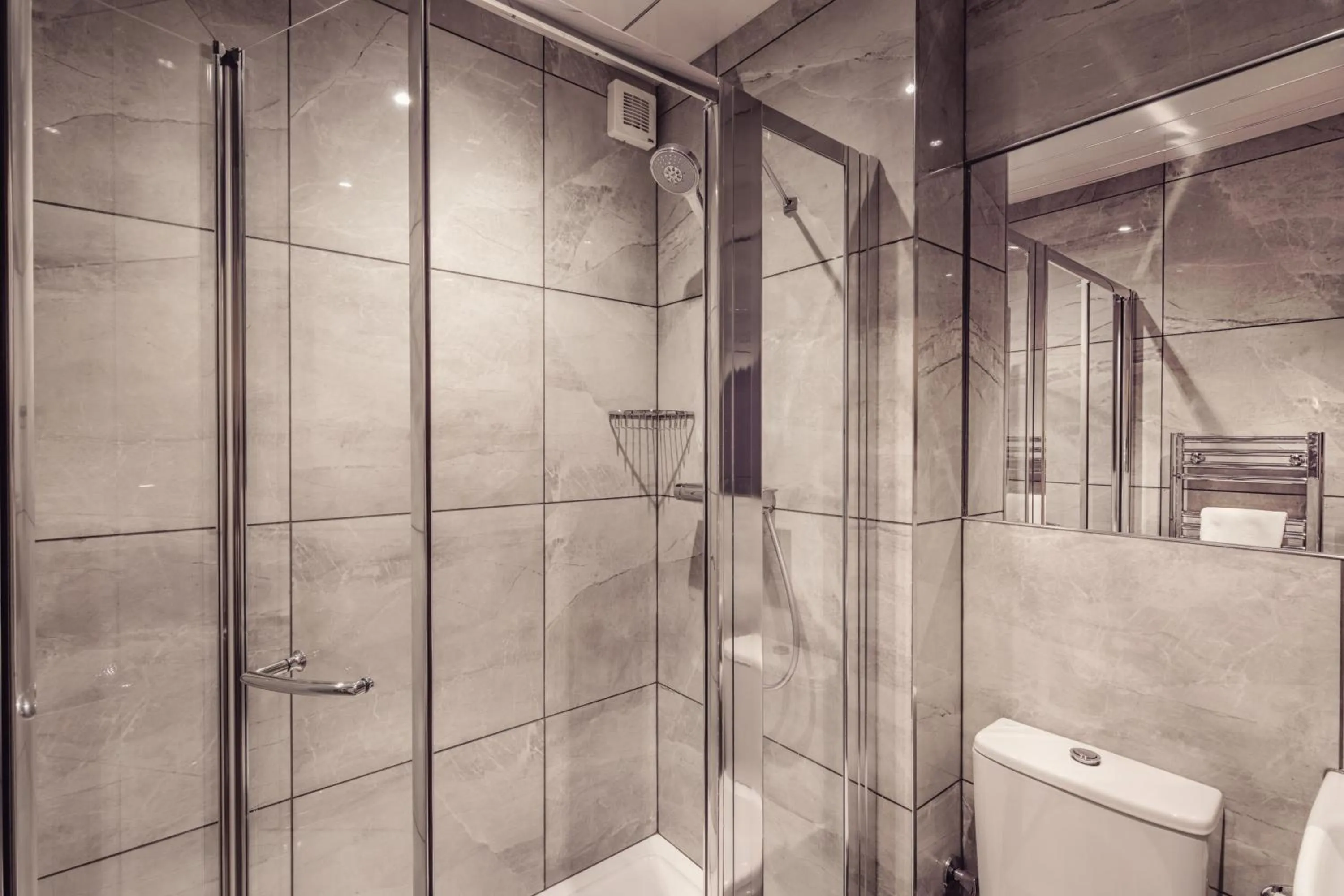 Shower in Windermere Hillthwaite Hotel
