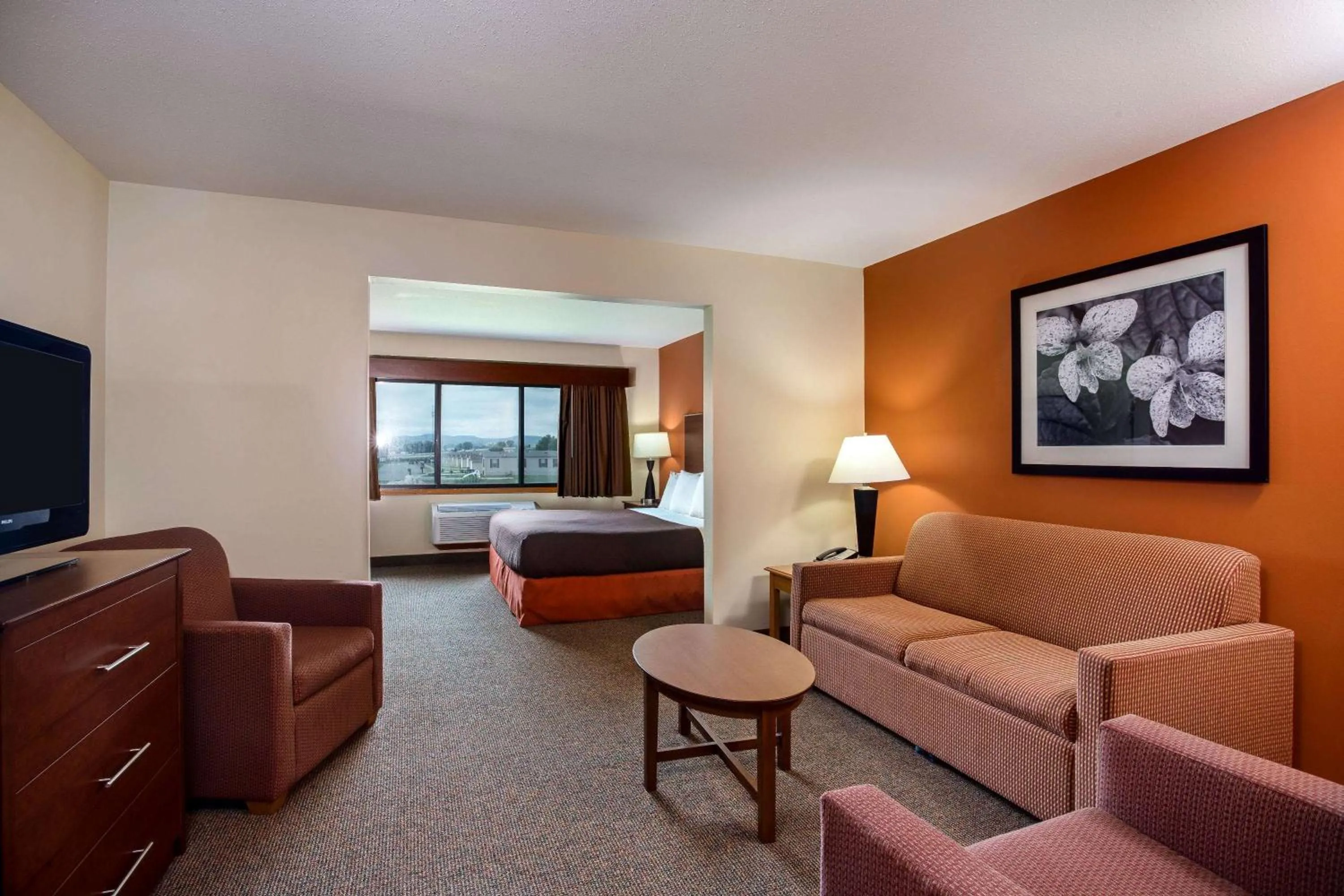 Photo of the whole room, Bed in AmericInn by Wyndham Tomah
