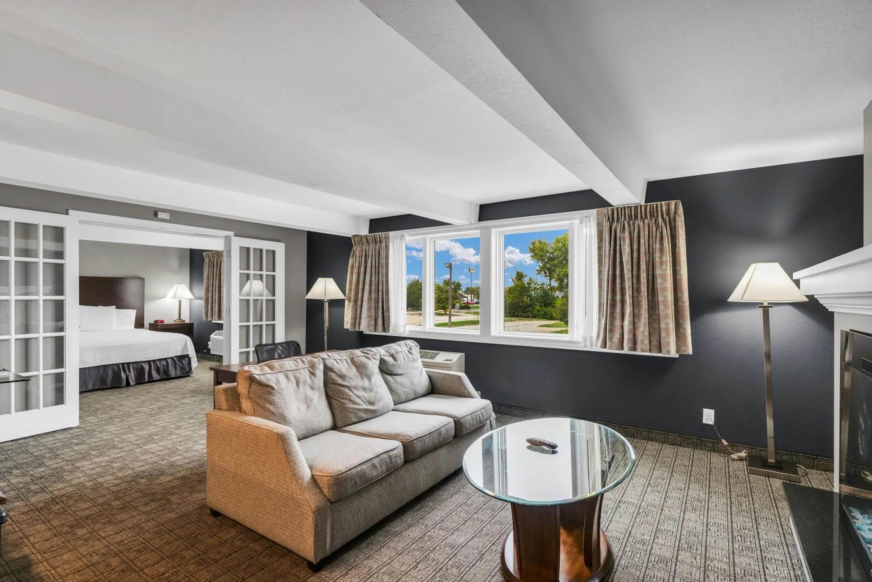 Bedroom, Bed in Eastlake Suites Hotel & Conference Center By OYO Urbana