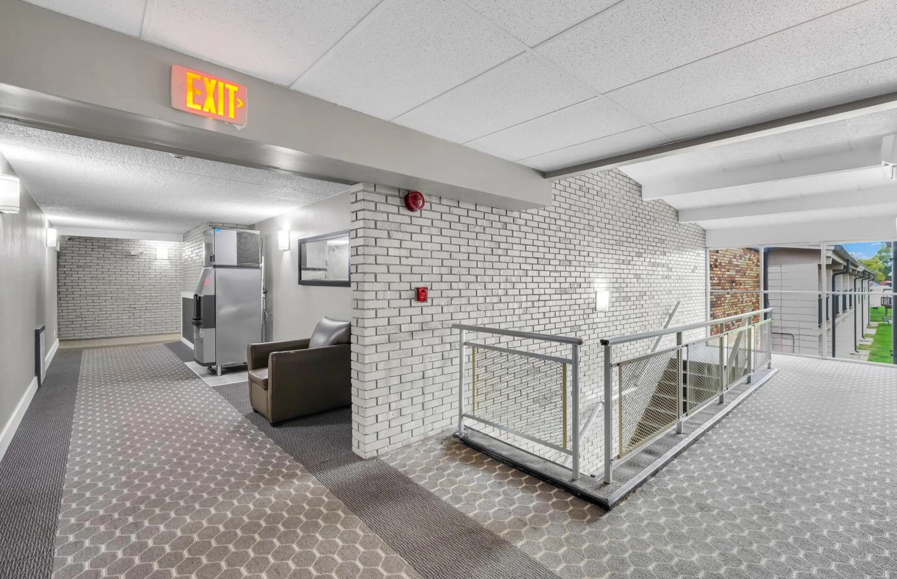 Seating area in Eastlake Suites Hotel & Conference Center By OYO Urbana