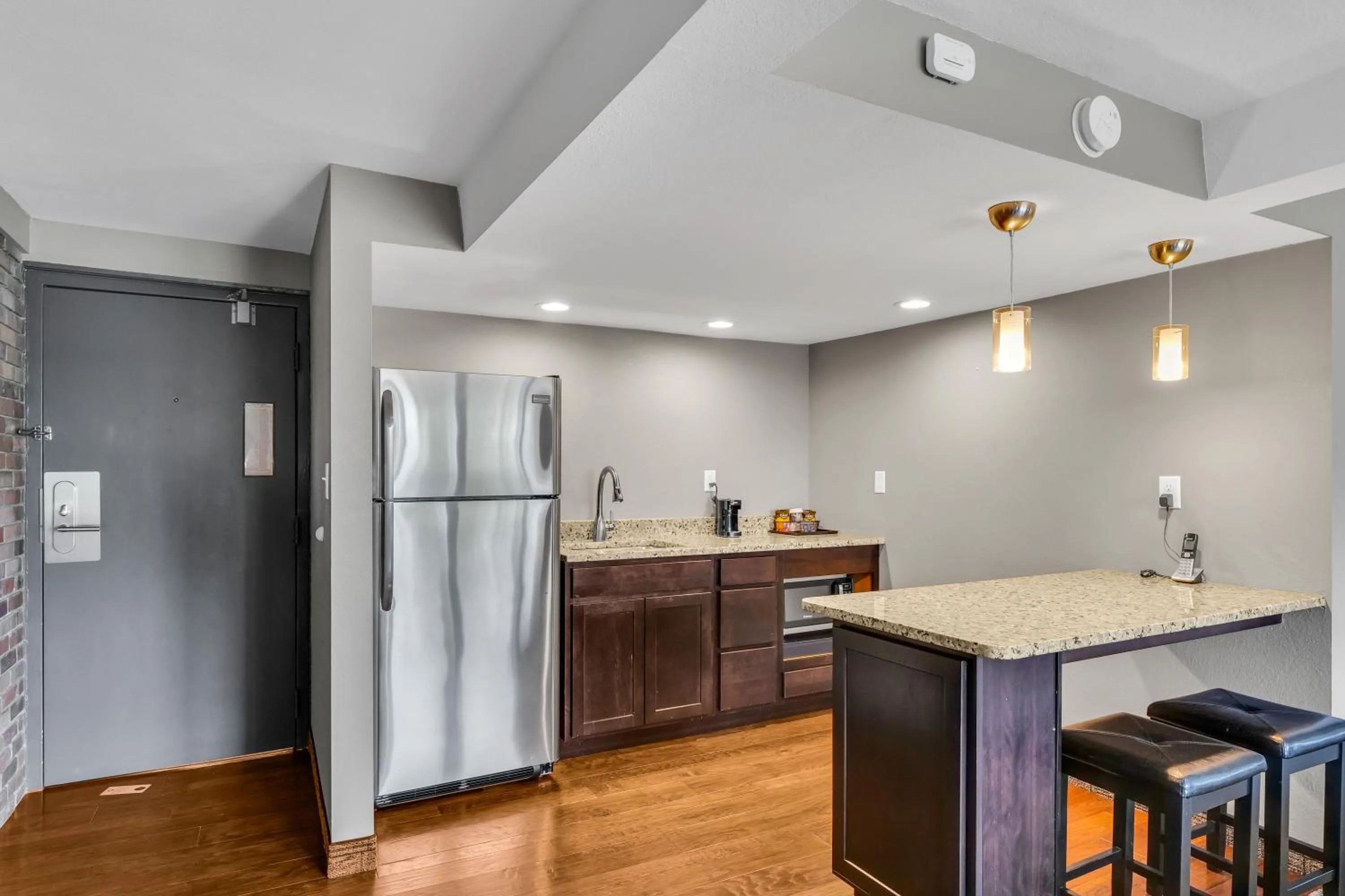 Dining area in Eastlake Suites Hotel & Conference Center By OYO Urbana