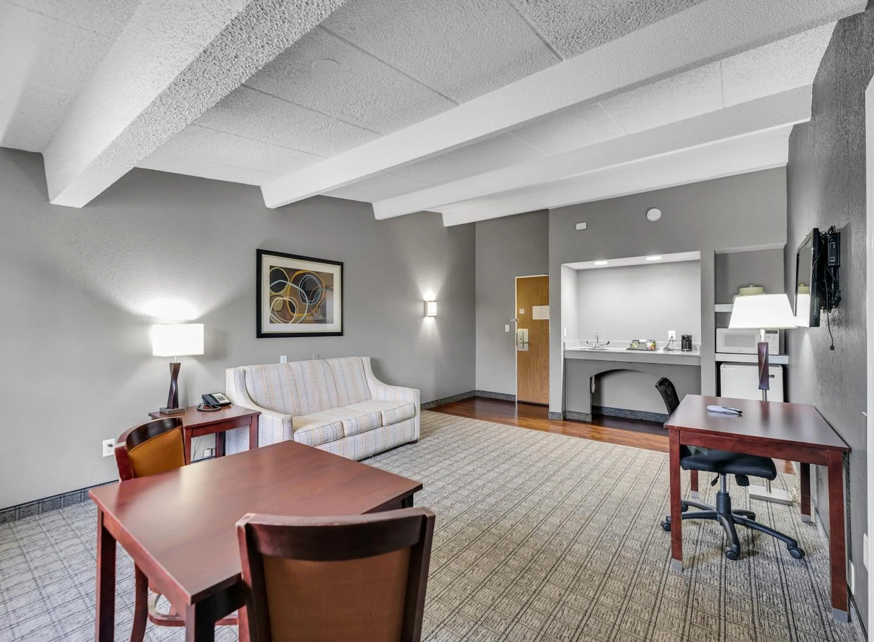 Dining area, Bed in Eastlake Suites Hotel & Conference Center By OYO Urbana