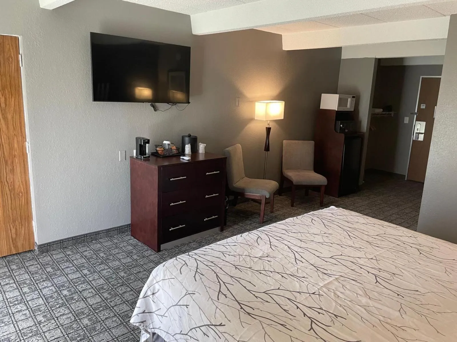 Bedroom, Bed in Eastlake Suites Hotel & Conference Center By OYO Urbana