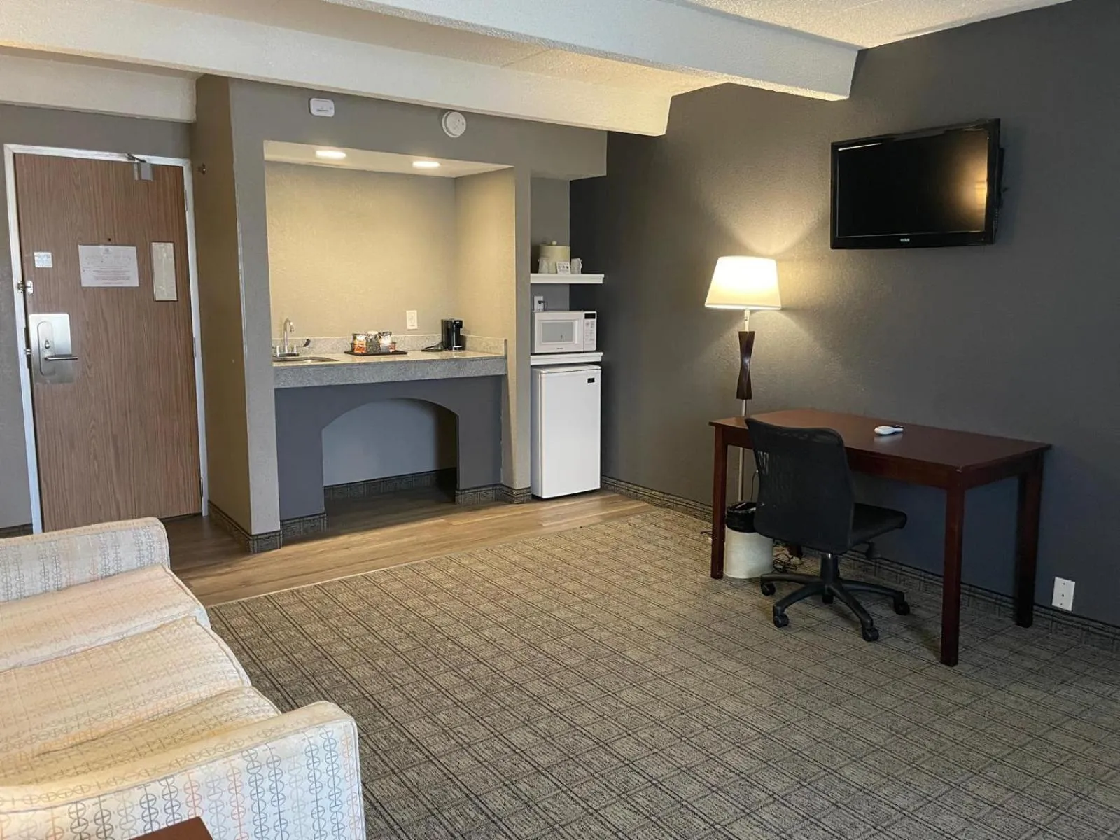 TV and multimedia, Bed in Eastlake Suites Hotel & Conference Center By OYO Urbana