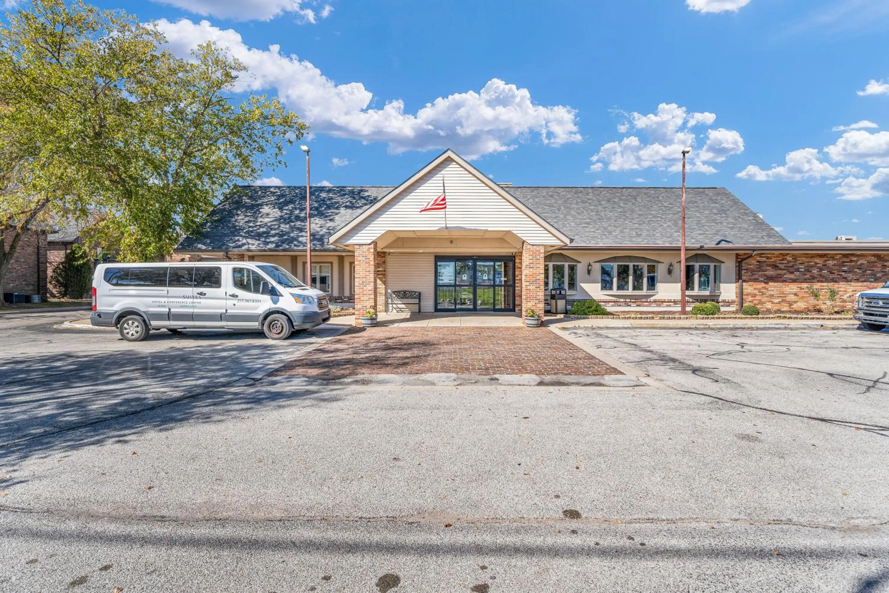 Parking in Eastlake Suites Hotel & Conference Center By OYO Urbana