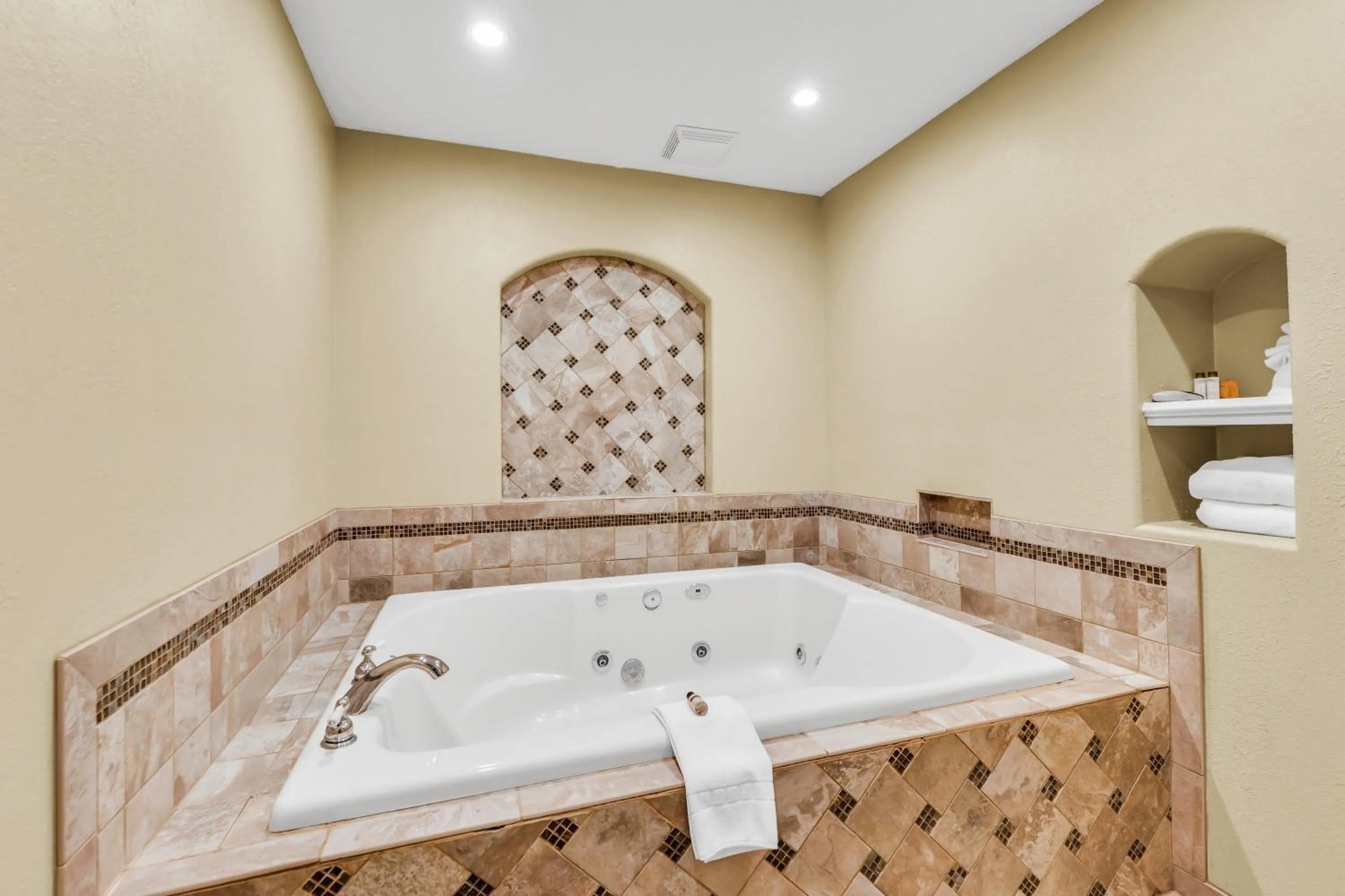 Hot Tub in Eastlake Suites Hotel & Conference Center By OYO Urbana