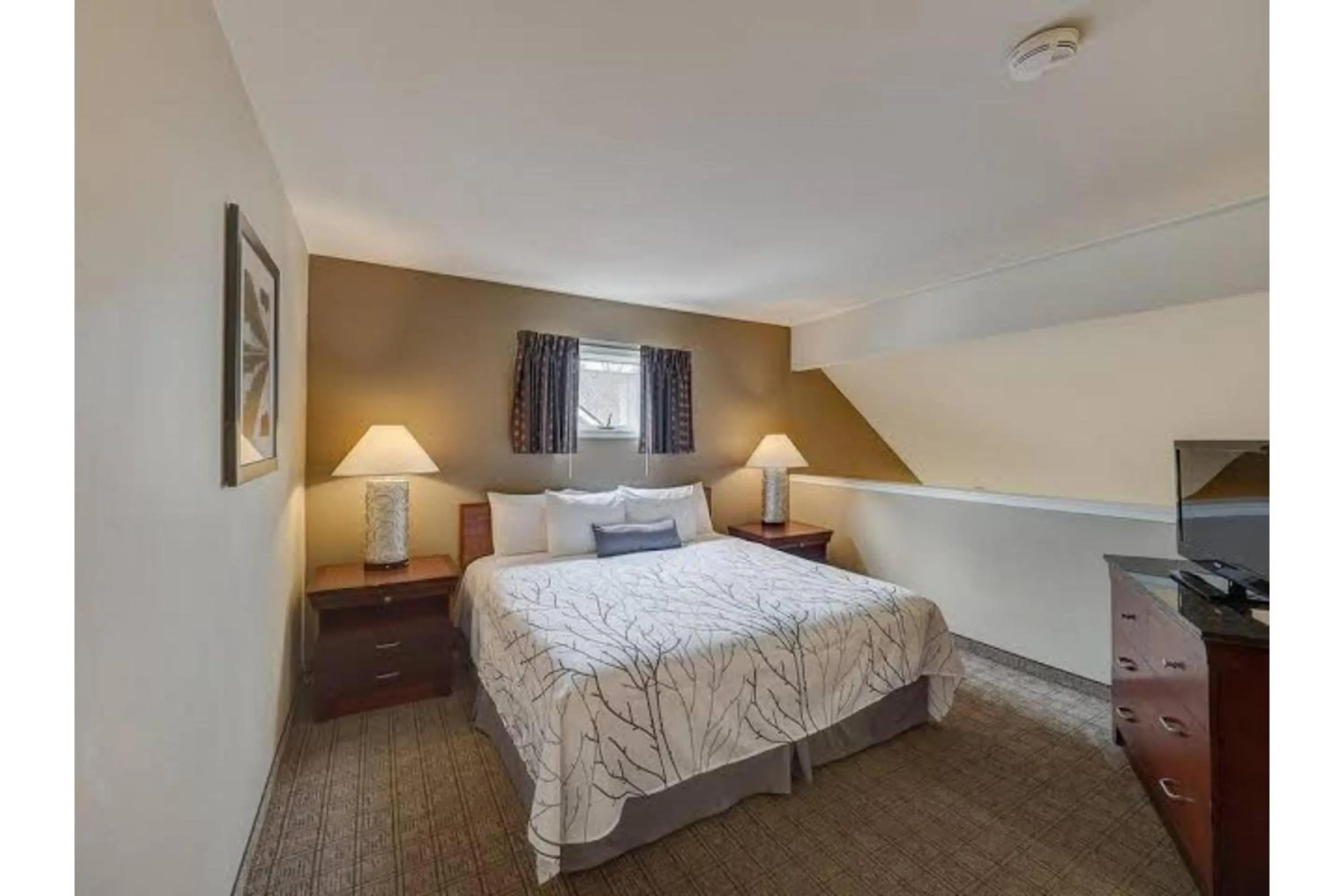 Bedroom, Bed in Eastlake Suites Hotel & Conference Center By OYO Urbana