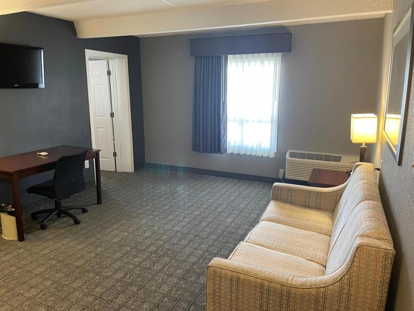 Seating area in Eastlake Suites Hotel & Conference Center By OYO Urbana