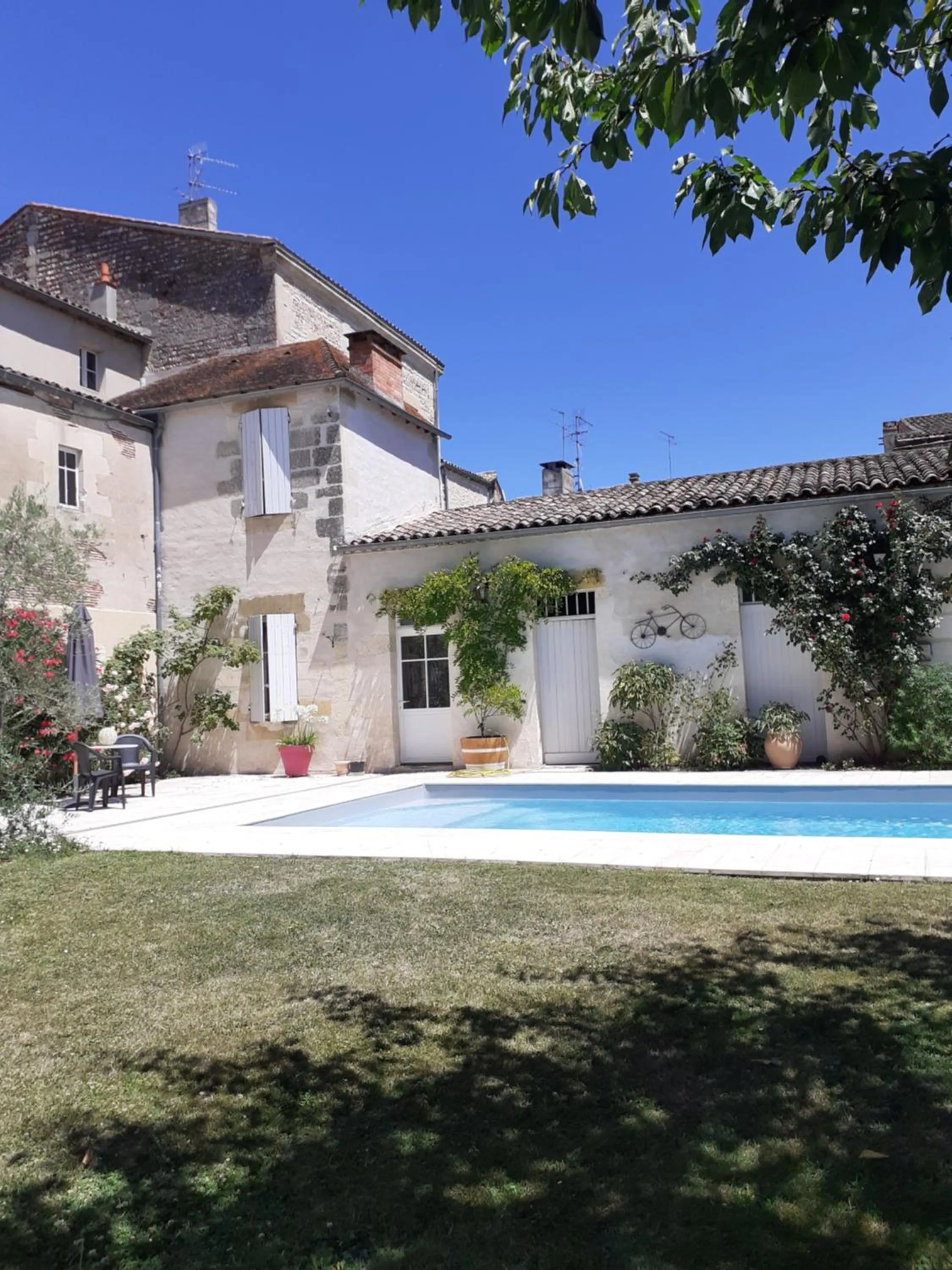 Swimming pool in Le Cerisier