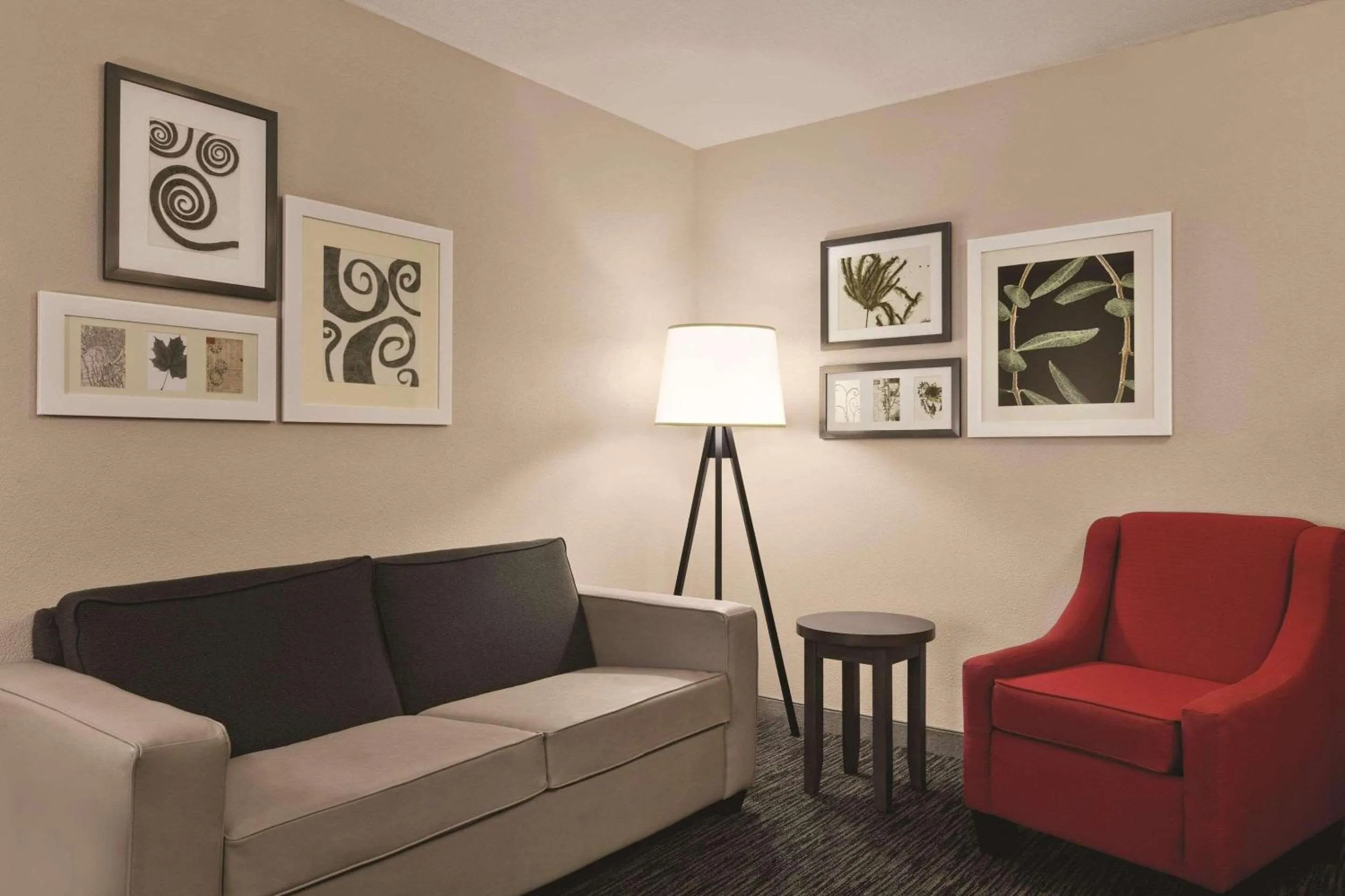 Bedroom in Country Inn & Suites by Radisson, Tampa-Brandon, FL