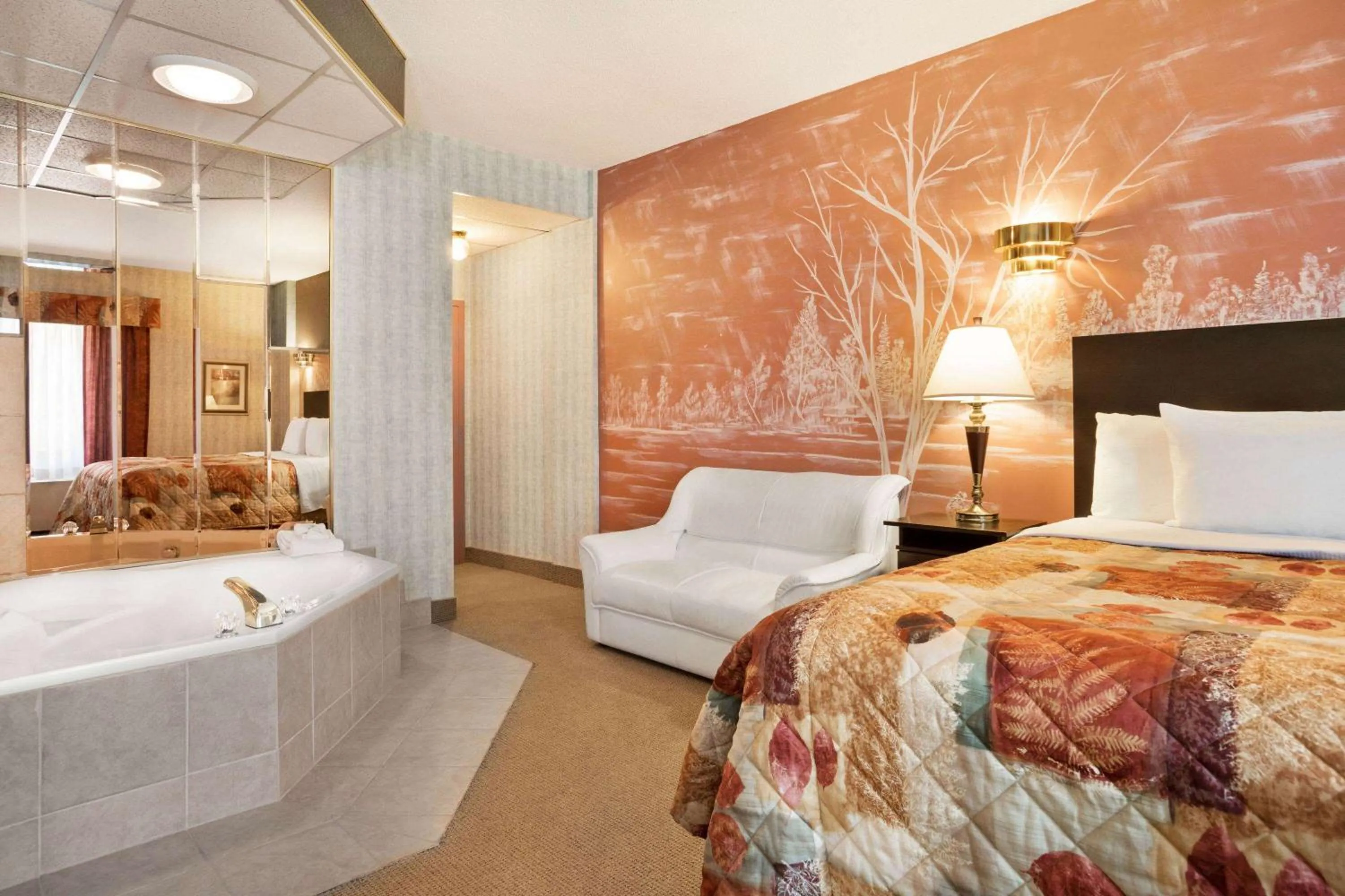 Hot Tub, Bed in Days Inn by Wyndham Ste. Helene-de-Bagot