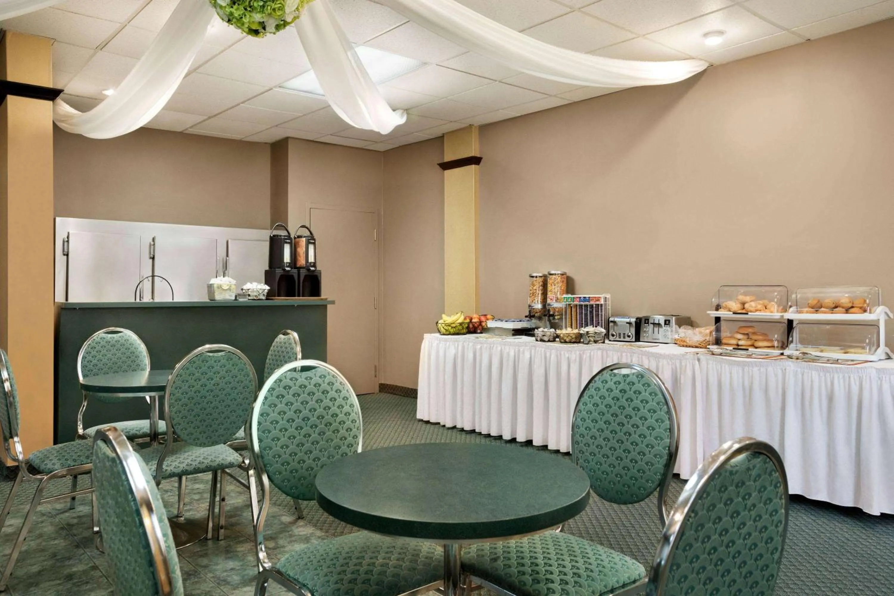 Restaurant/places to eat in Days Inn by Wyndham Ste. Helene-de-Bagot