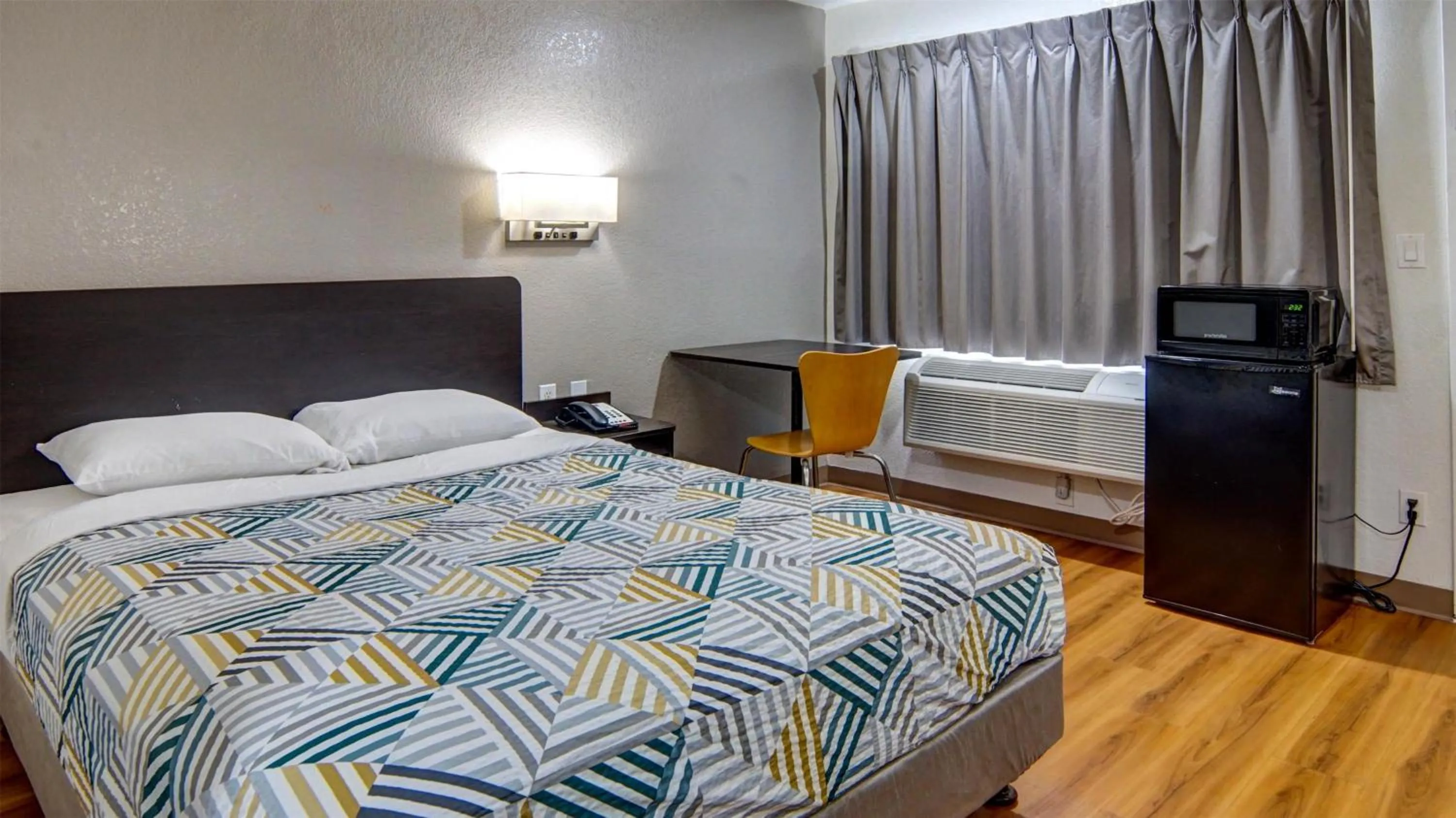 Bedroom, Bed in Motel 6-Longview, TX