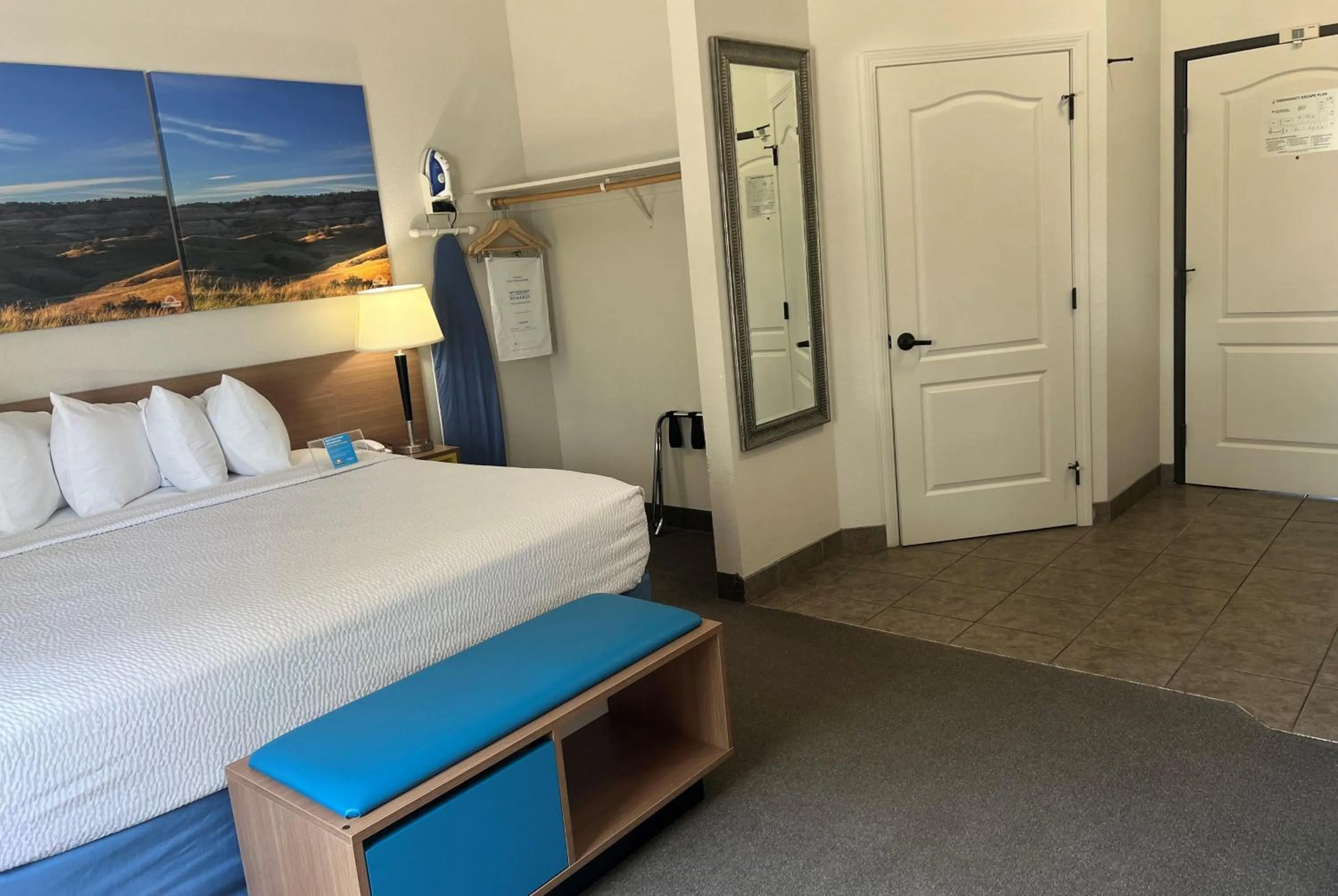 Photo of the whole room, Bed in Days Inn & Suites by Wyndham Columbus NE