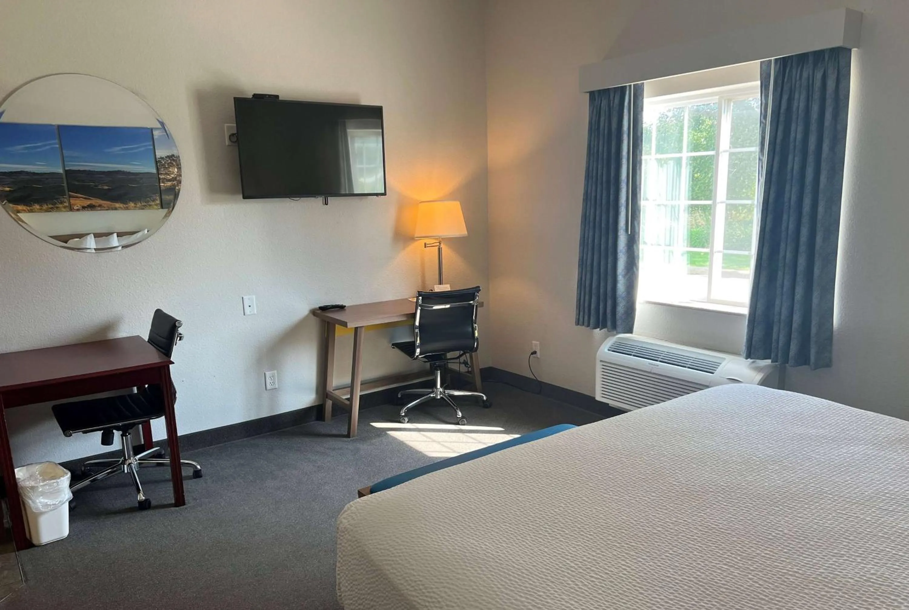 Photo of the whole room, Bed in Days Inn & Suites by Wyndham Columbus NE