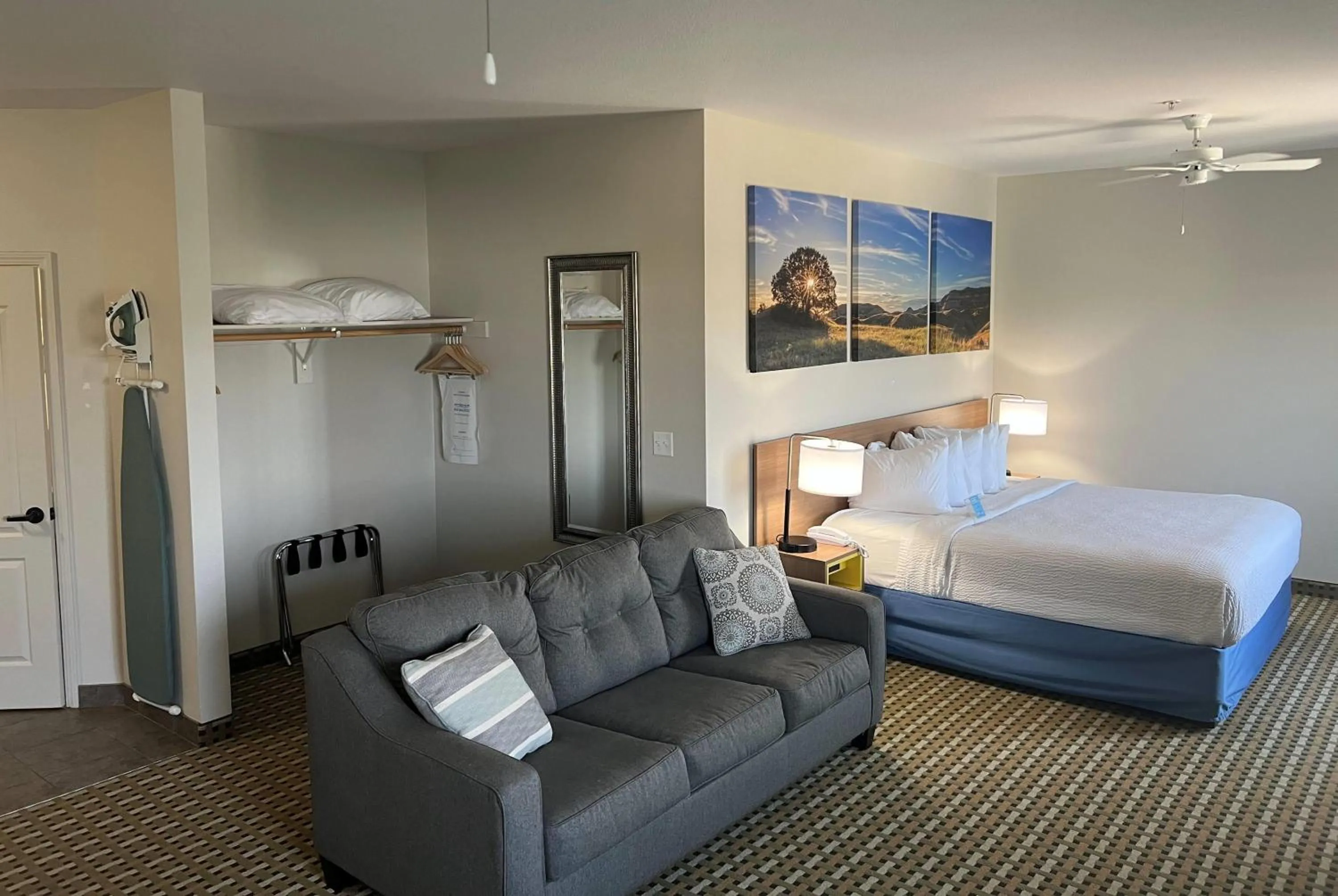 Photo of the whole room, Bed in Days Inn & Suites by Wyndham Columbus NE