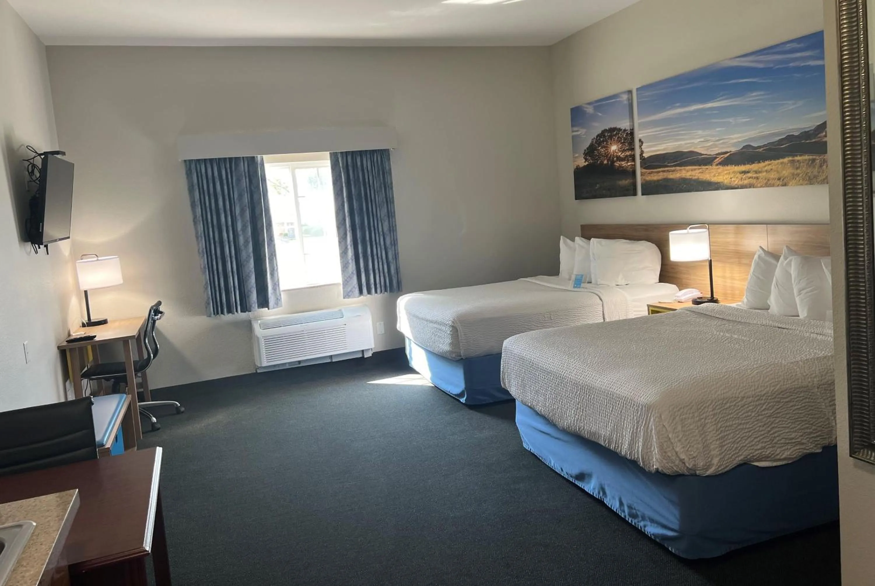 Photo of the whole room, Bed in Days Inn & Suites by Wyndham Columbus NE