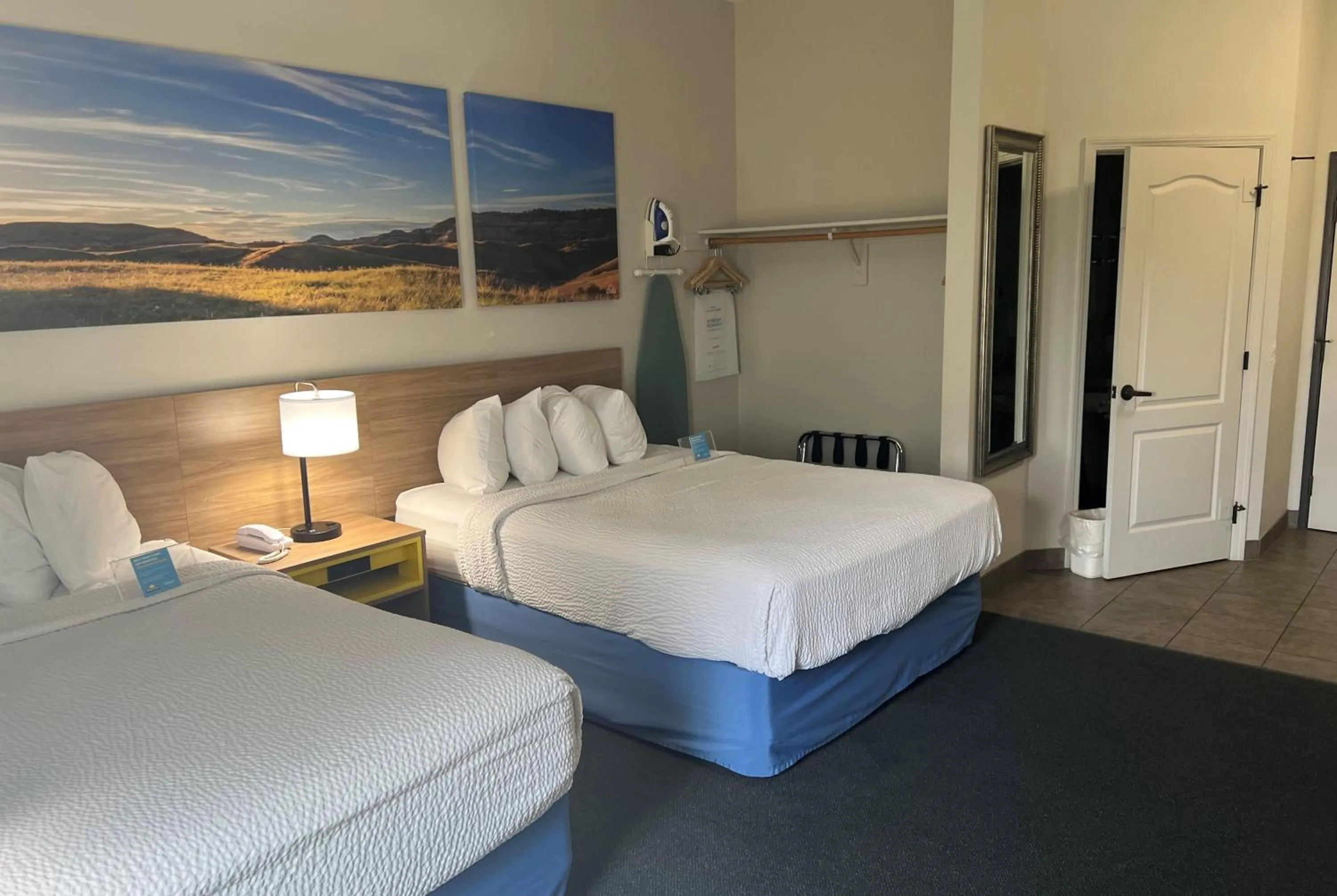 Photo of the whole room, Bed in Days Inn & Suites by Wyndham Columbus NE