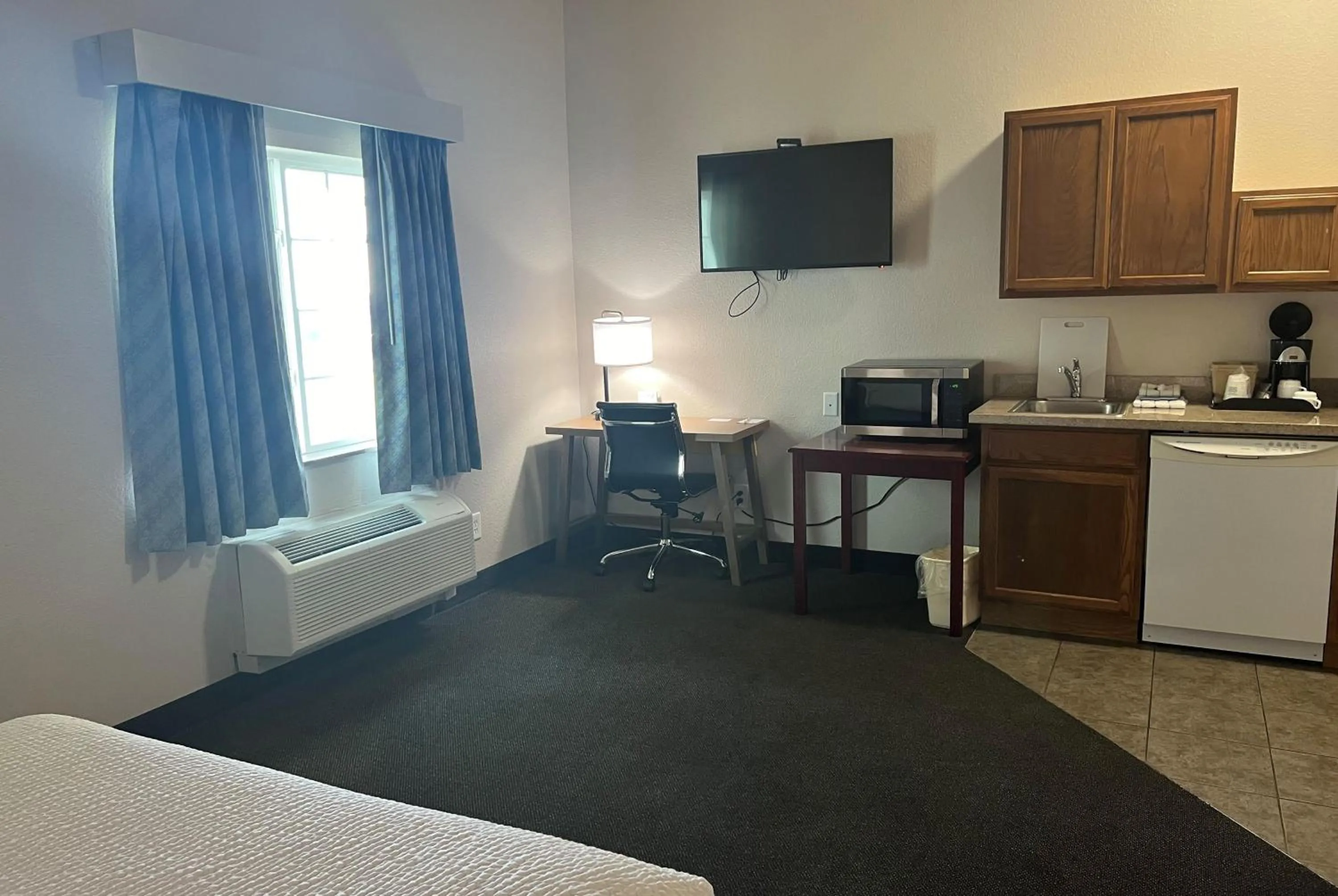Photo of the whole room, Bed in Days Inn & Suites by Wyndham Columbus NE