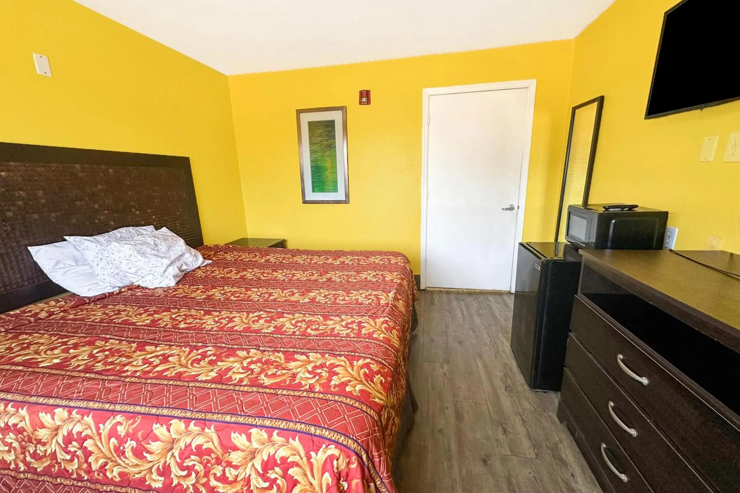 Bedroom, Bed in Luxury Inn By OYO Albany