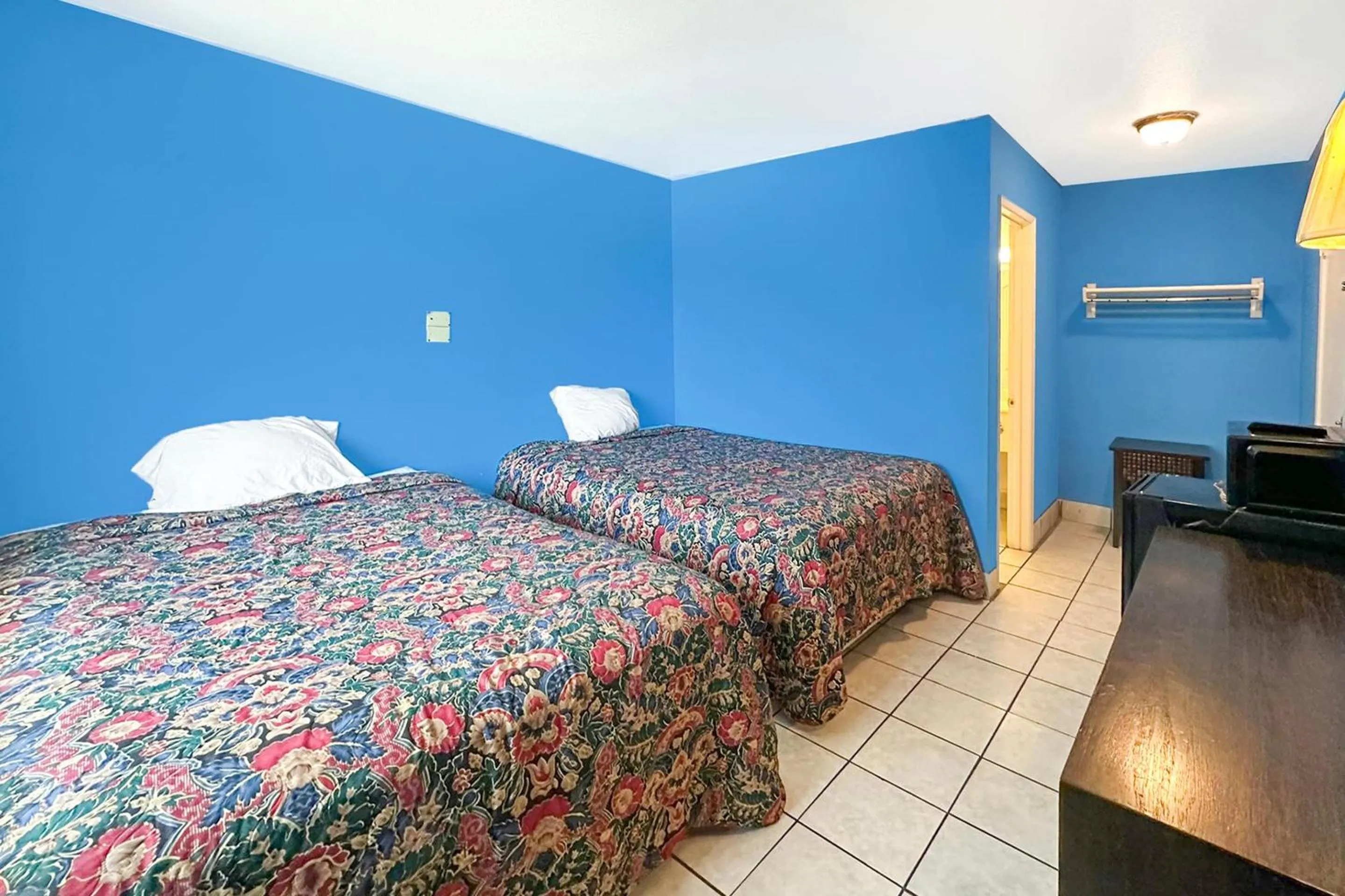 Bedroom, Bed in Luxury Inn By OYO Albany